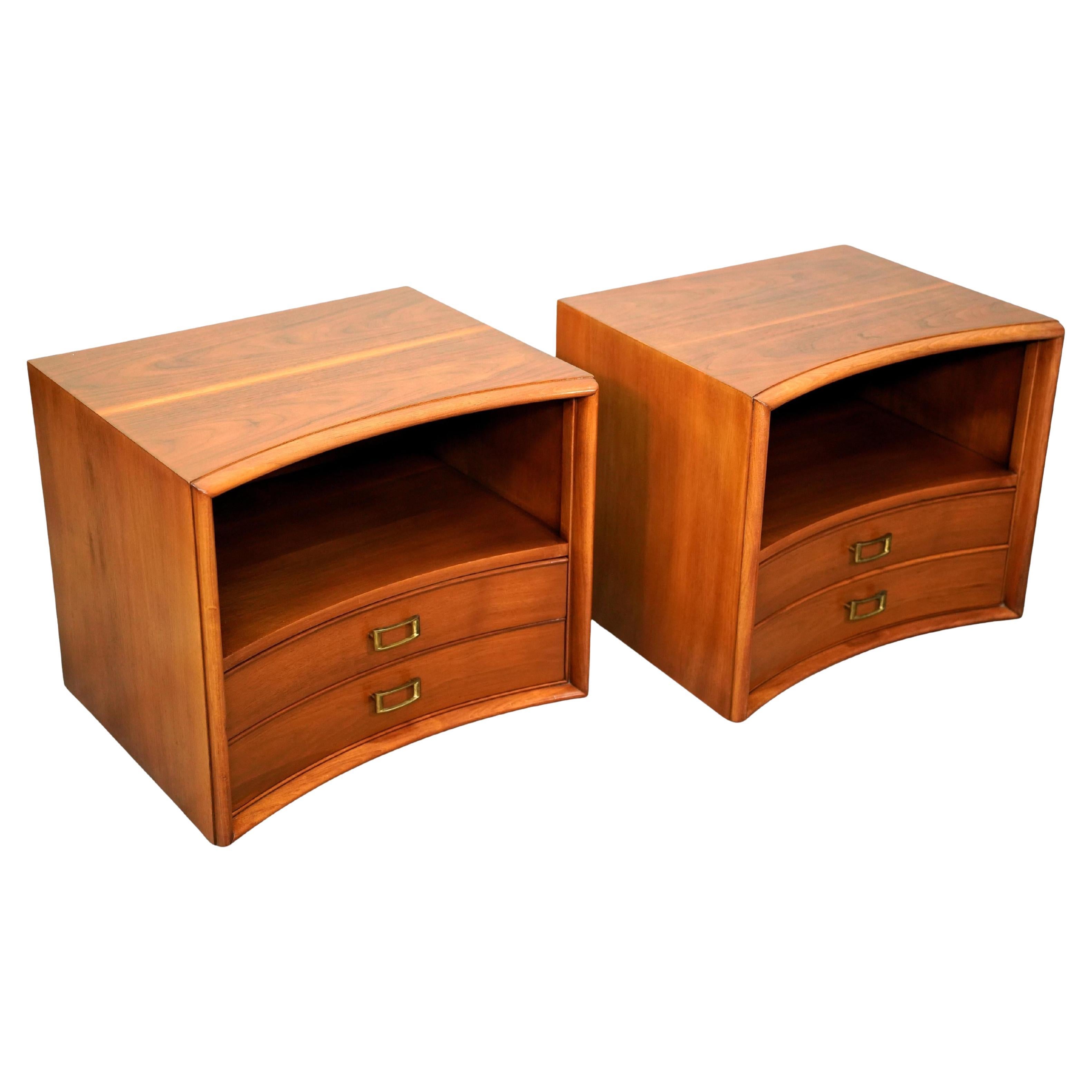Coppia di comodini curvi in legno di noce e ottone di Paul Frankl, stile metà del secolo scorso