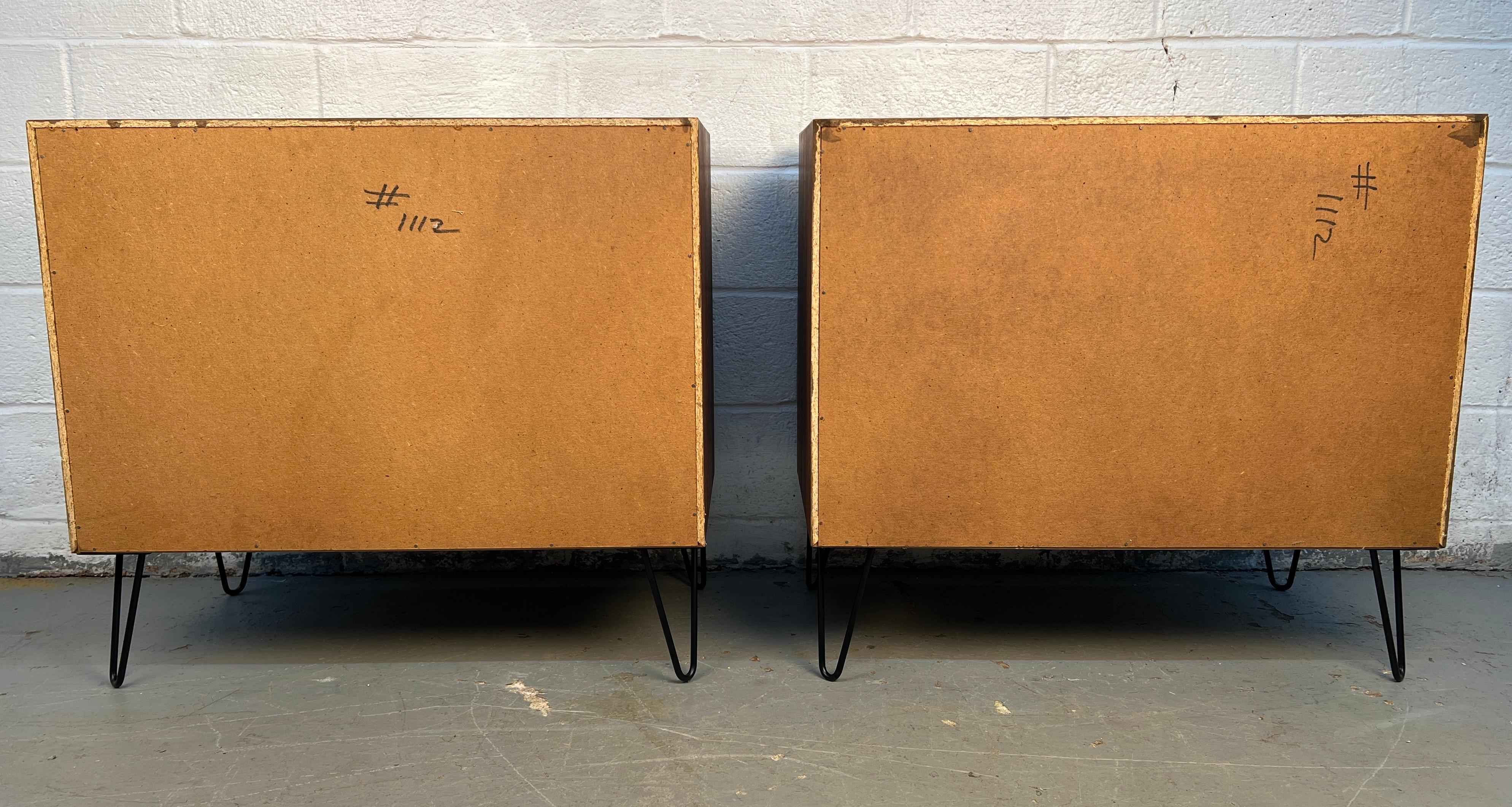 Coppia di armadi in noce della modernità di metà secolo in vendita 4