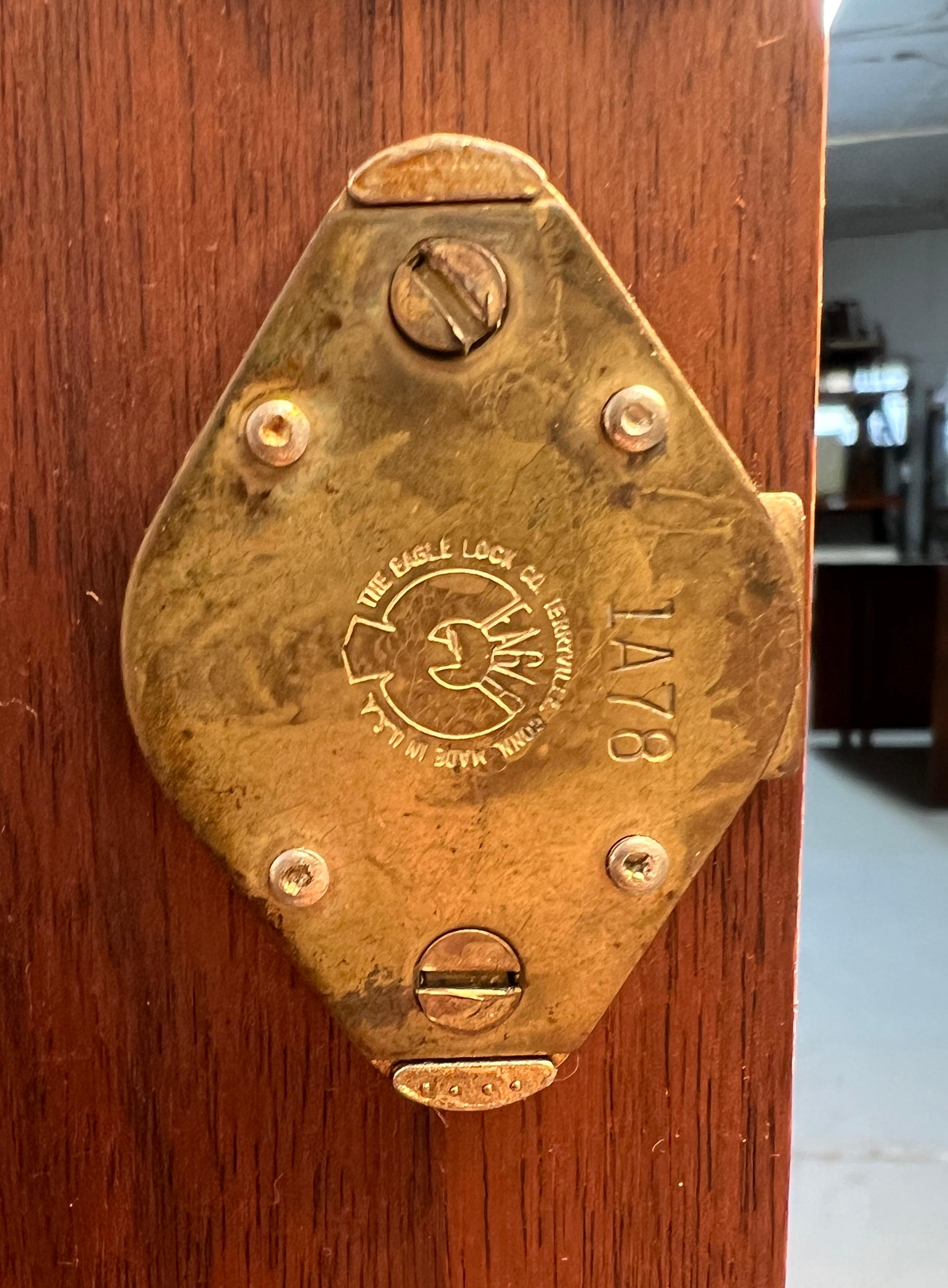 Coppia di armadi in noce della modernità di metà secolo in vendita 5