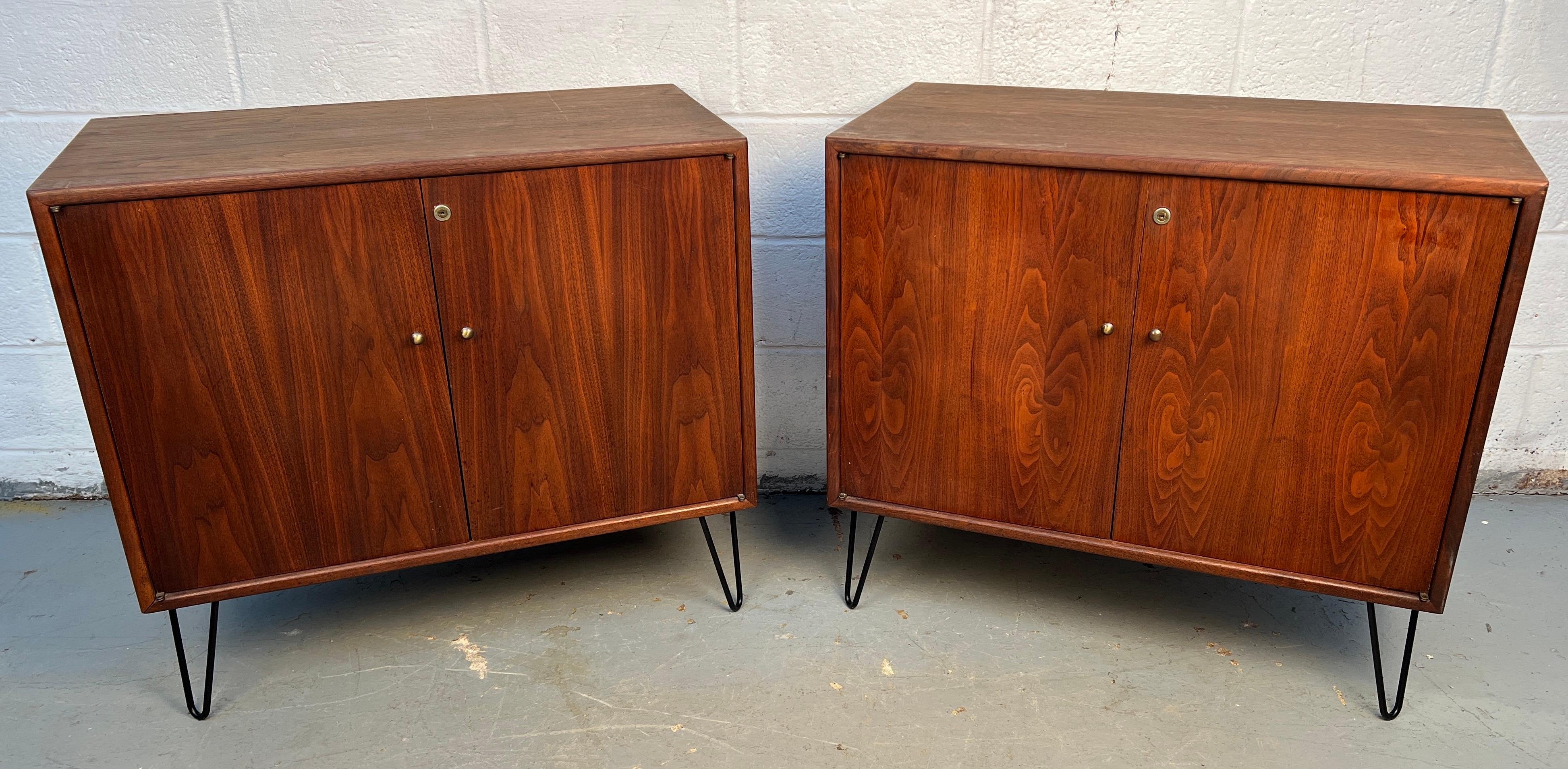 Mid-Century moderno Coppia di armadi in noce della modernità di metà secolo in vendita