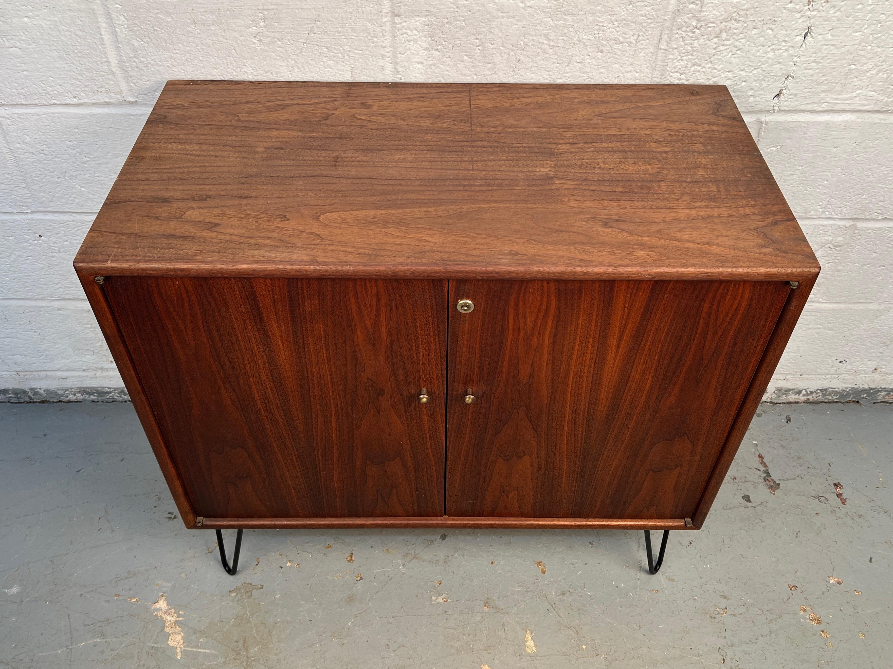 Coppia di armadi in noce della modernità di metà secolo In condizioni buone in vendita a Brooklyn, NY