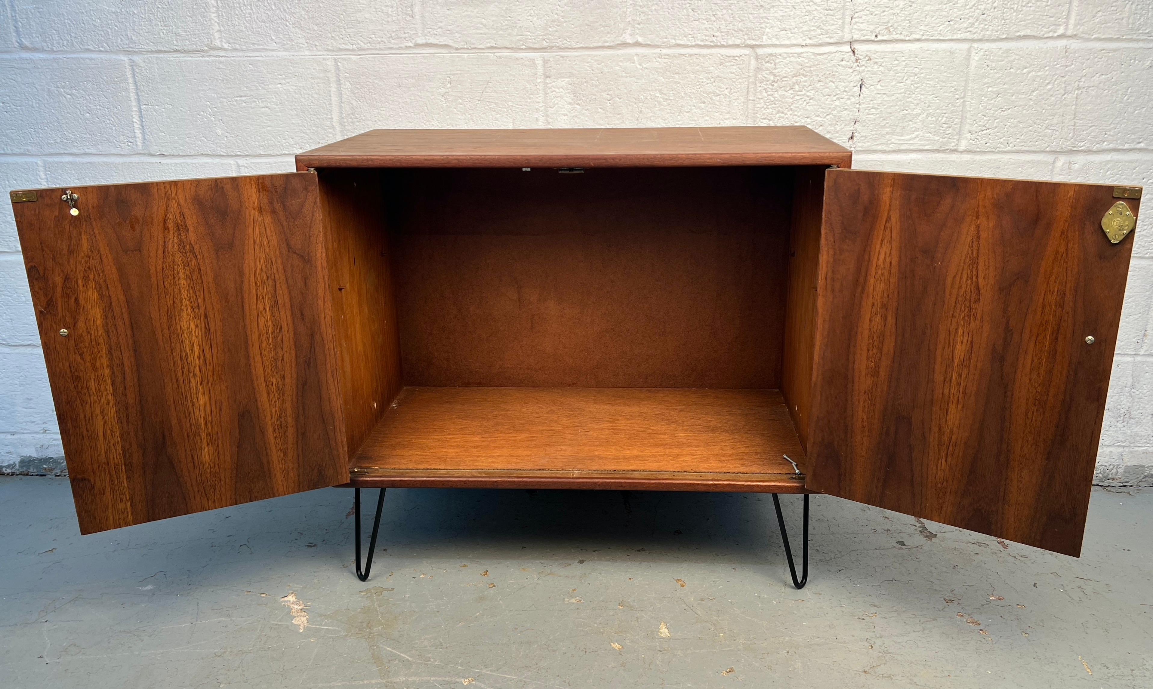 XX secolo Coppia di armadi in noce della modernità di metà secolo in vendita