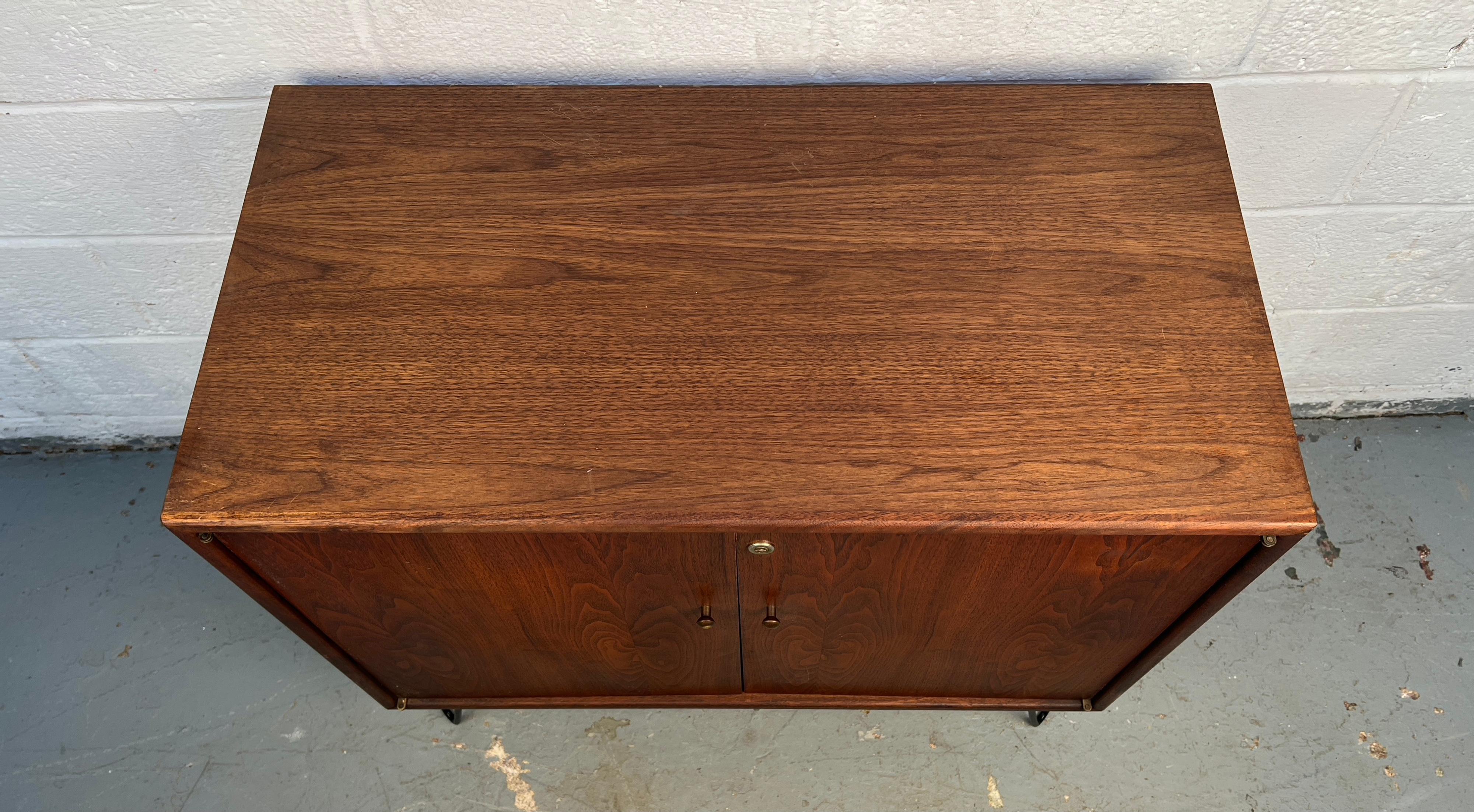 Noce Coppia di armadi in noce della modernità di metà secolo in vendita