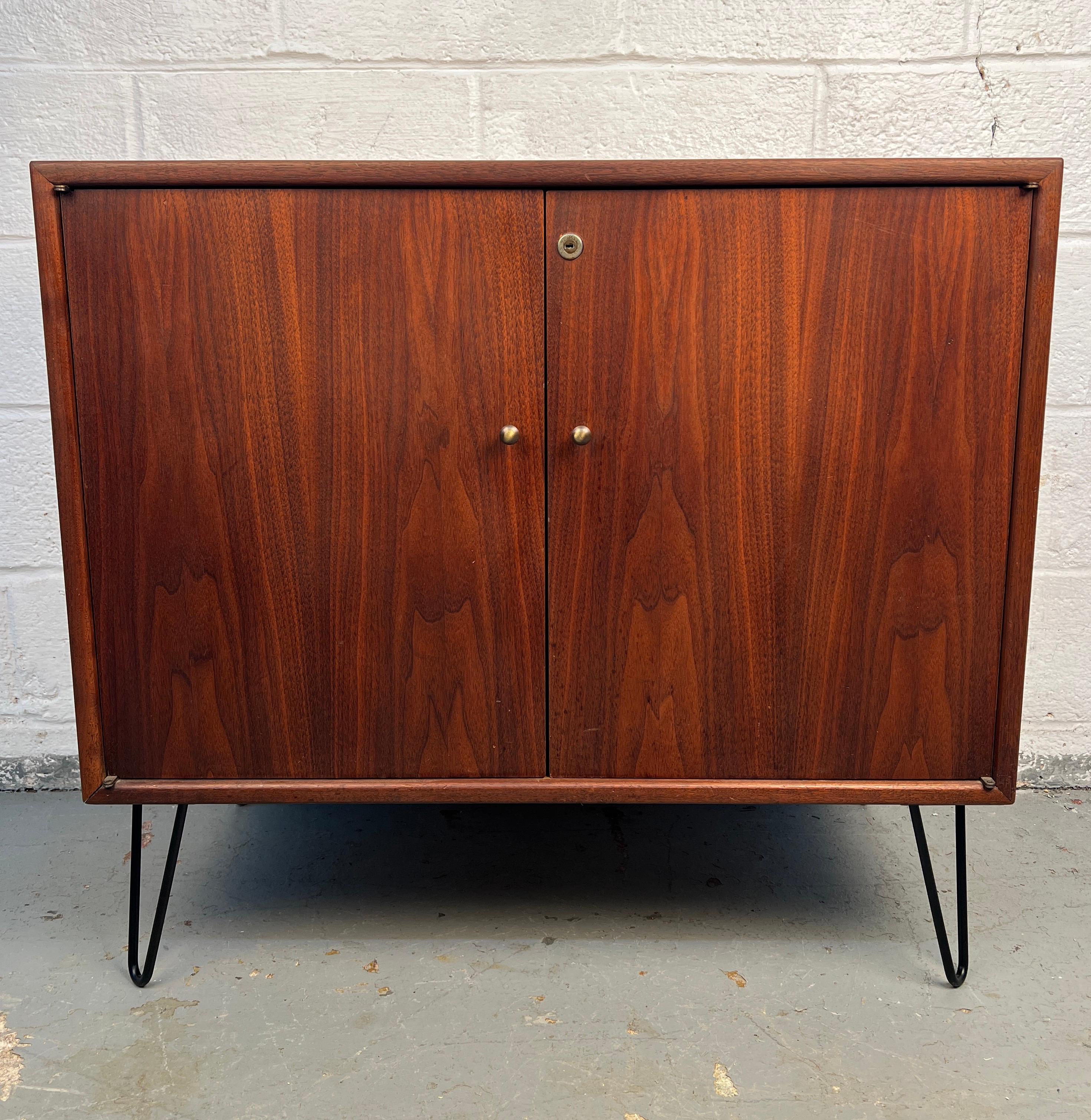 Coppia di armadi in noce della modernità di metà secolo in vendita 1