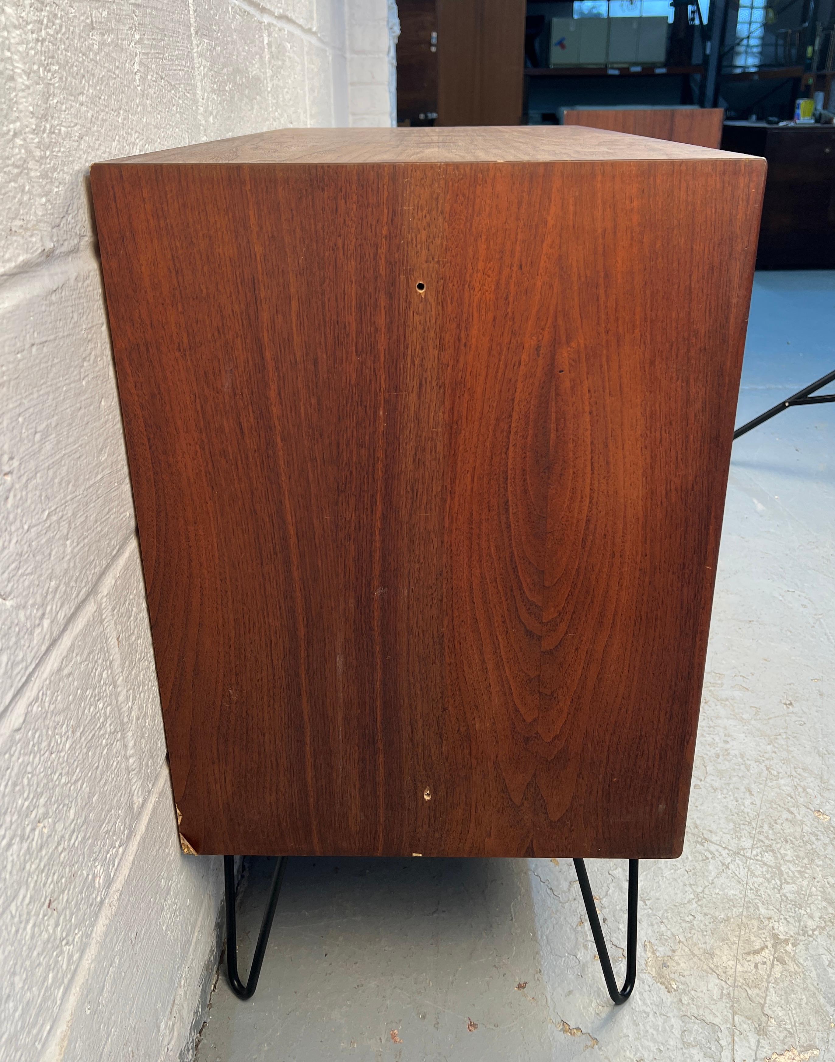 Coppia di armadi in noce della modernità di metà secolo in vendita 2