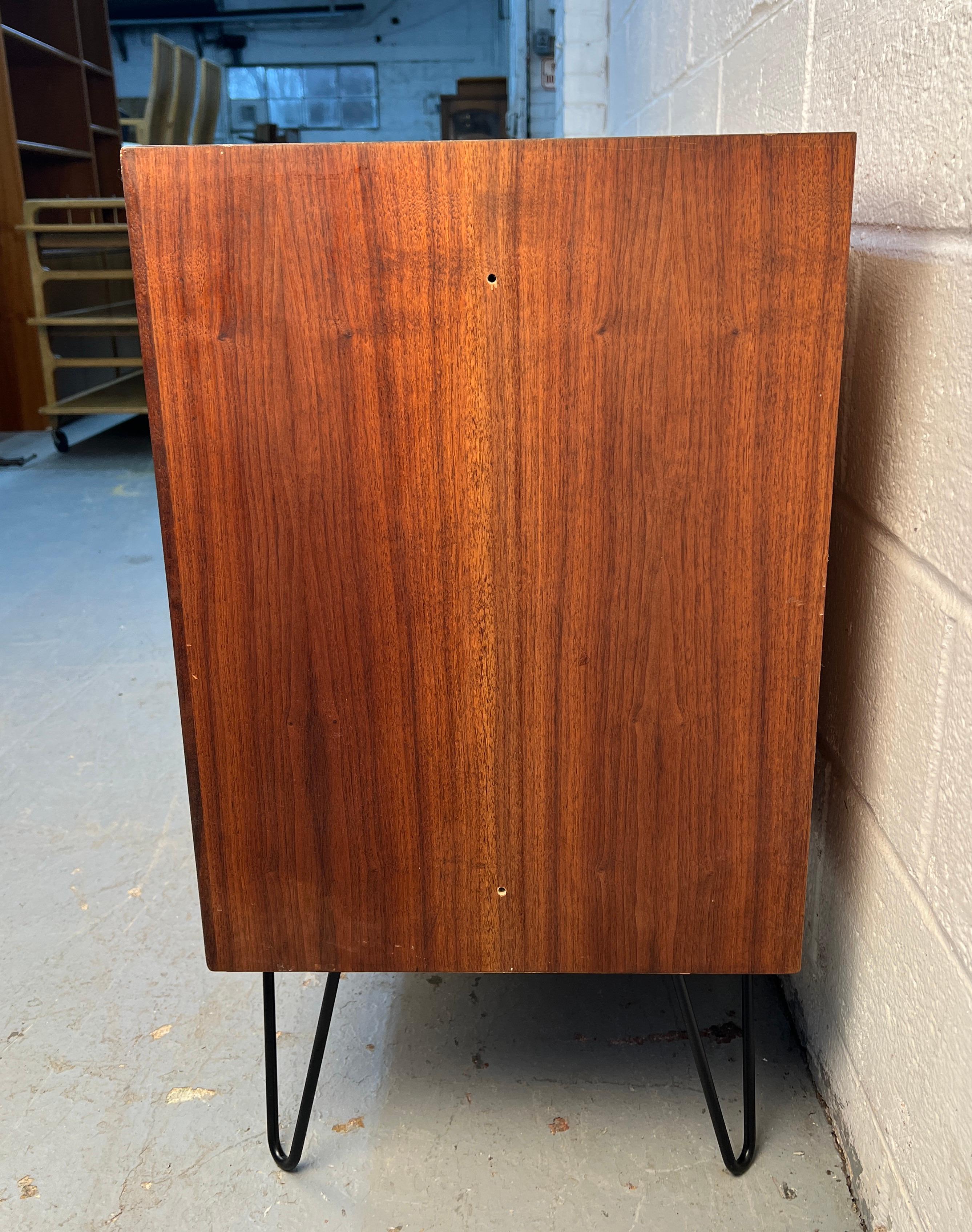 Coppia di armadi in noce della modernità di metà secolo in vendita 3