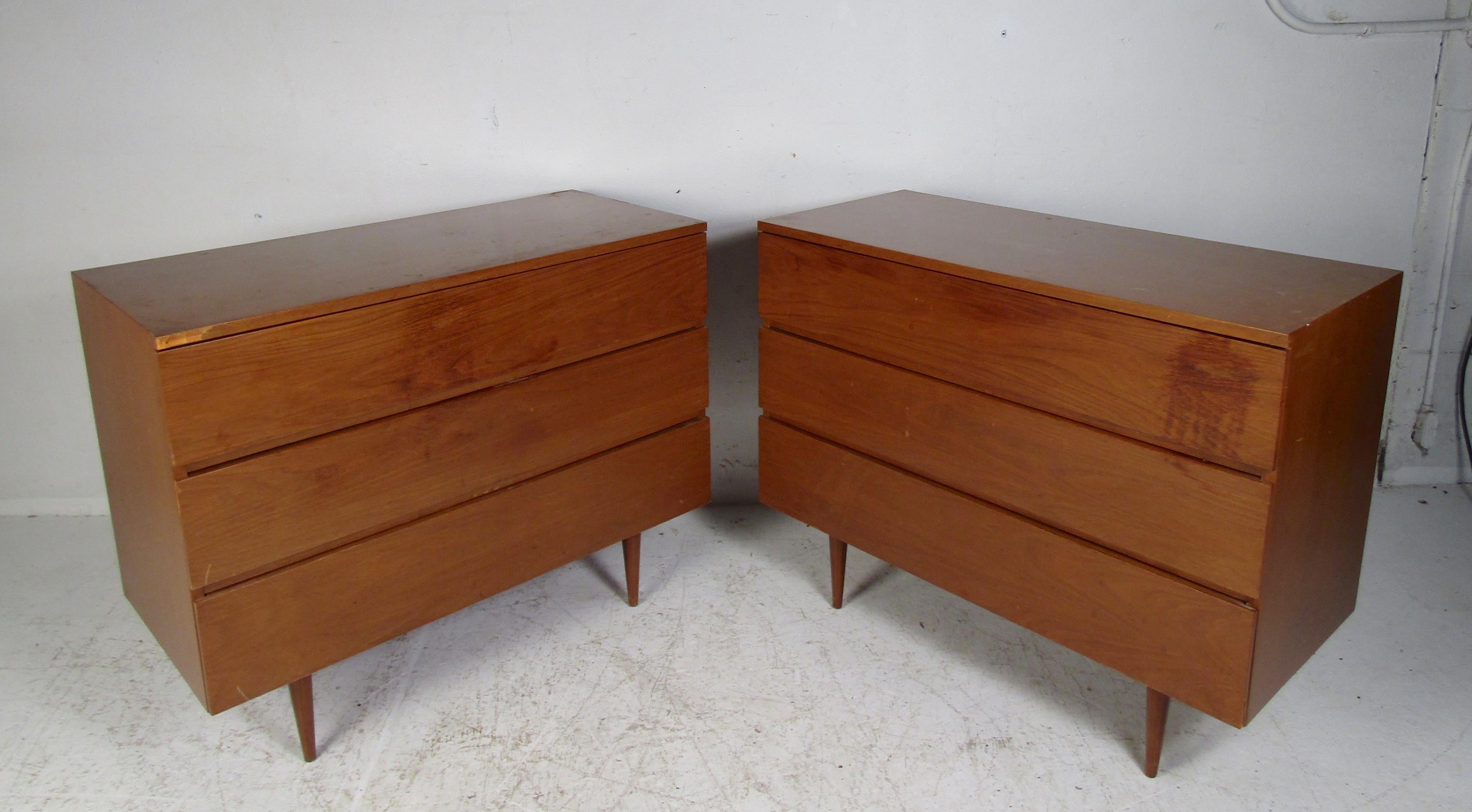 Pair of Mid-Century Modern Walnut Chests In Good Condition For Sale In Brooklyn, NY