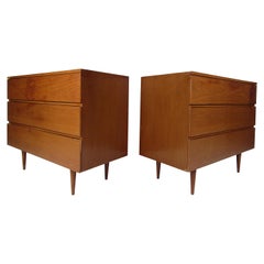 Paire de commodes en noyer de style mi-siècle moderne