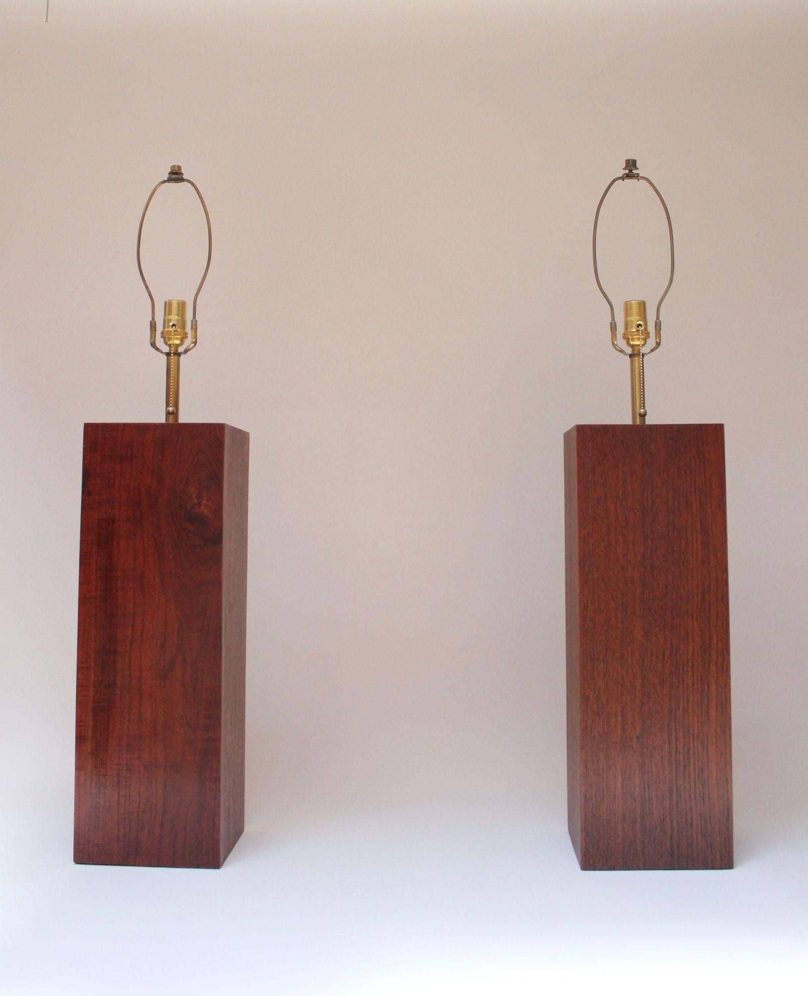 Paire de lampes de table en forme de bloc à colonne en noyer de la modernité du milieu du siècle dernier en vente 9