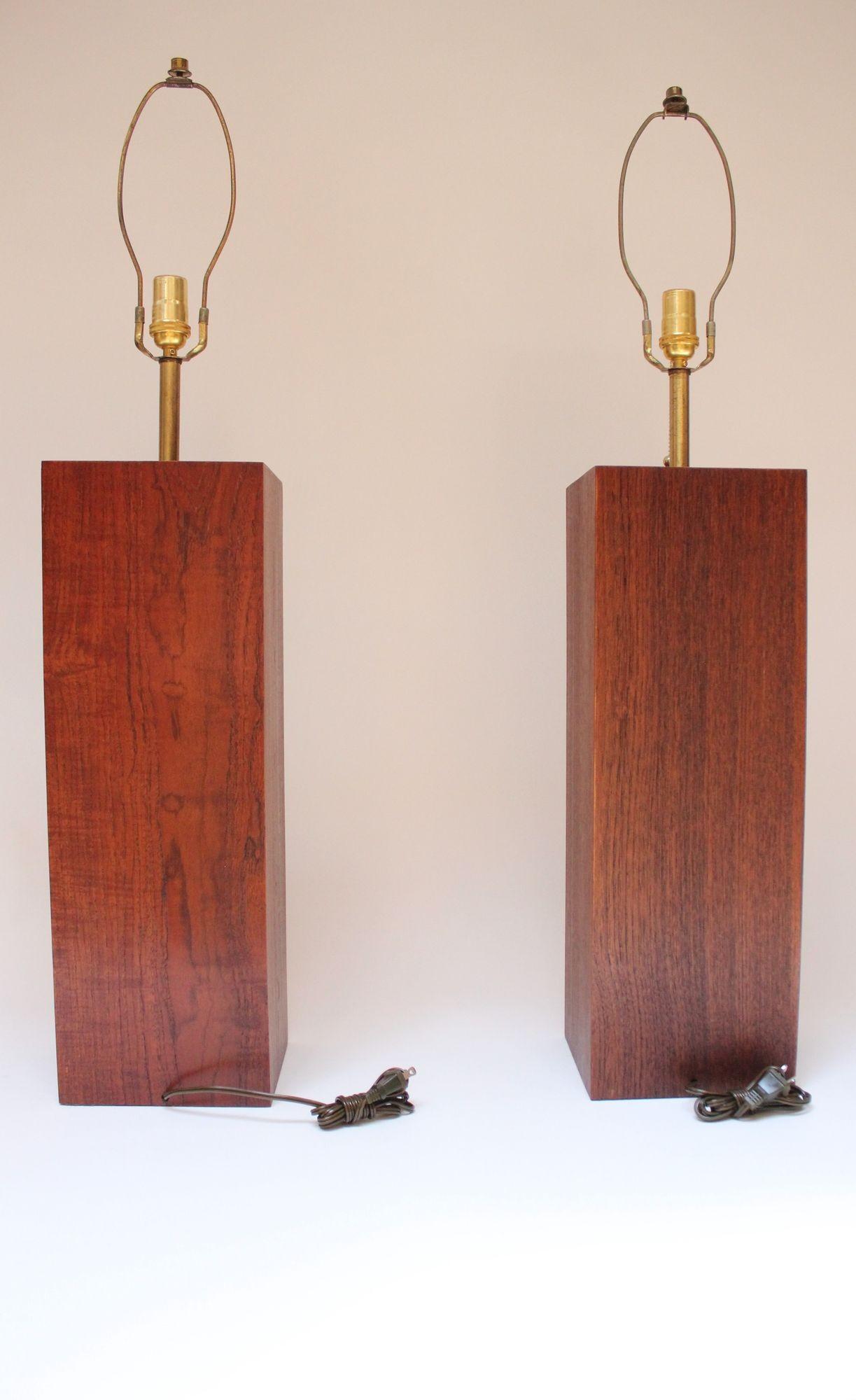 Pair of Mid Century Modern Walnut Column Block-Form Table Lamps In Good Condition For Sale In Brooklyn, NY