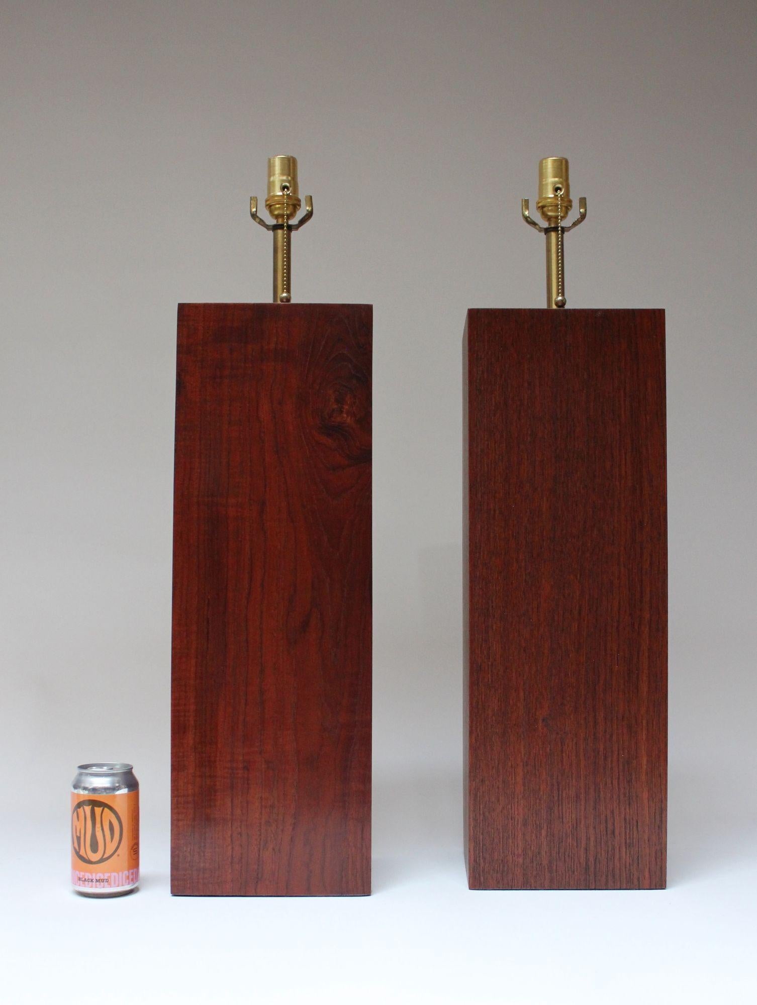 Laiton Paire de lampes de table en forme de bloc à colonne en noyer de la modernité du milieu du siècle dernier en vente
