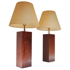 Paire de lampes de table en forme de bloc à colonne en noyer de la modernité du milieu du siècle dernier