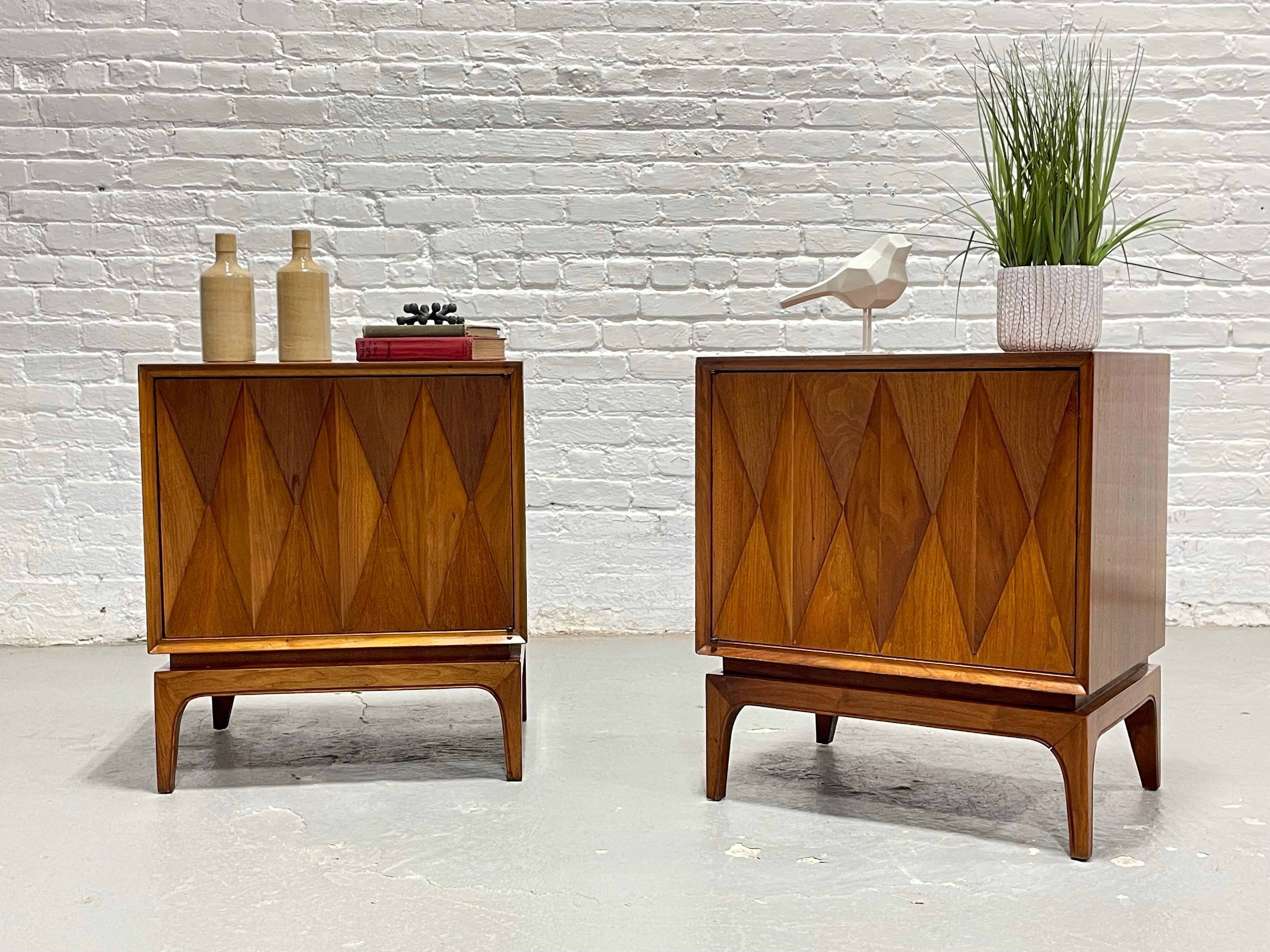 Paire de tables de chevet en noyer 