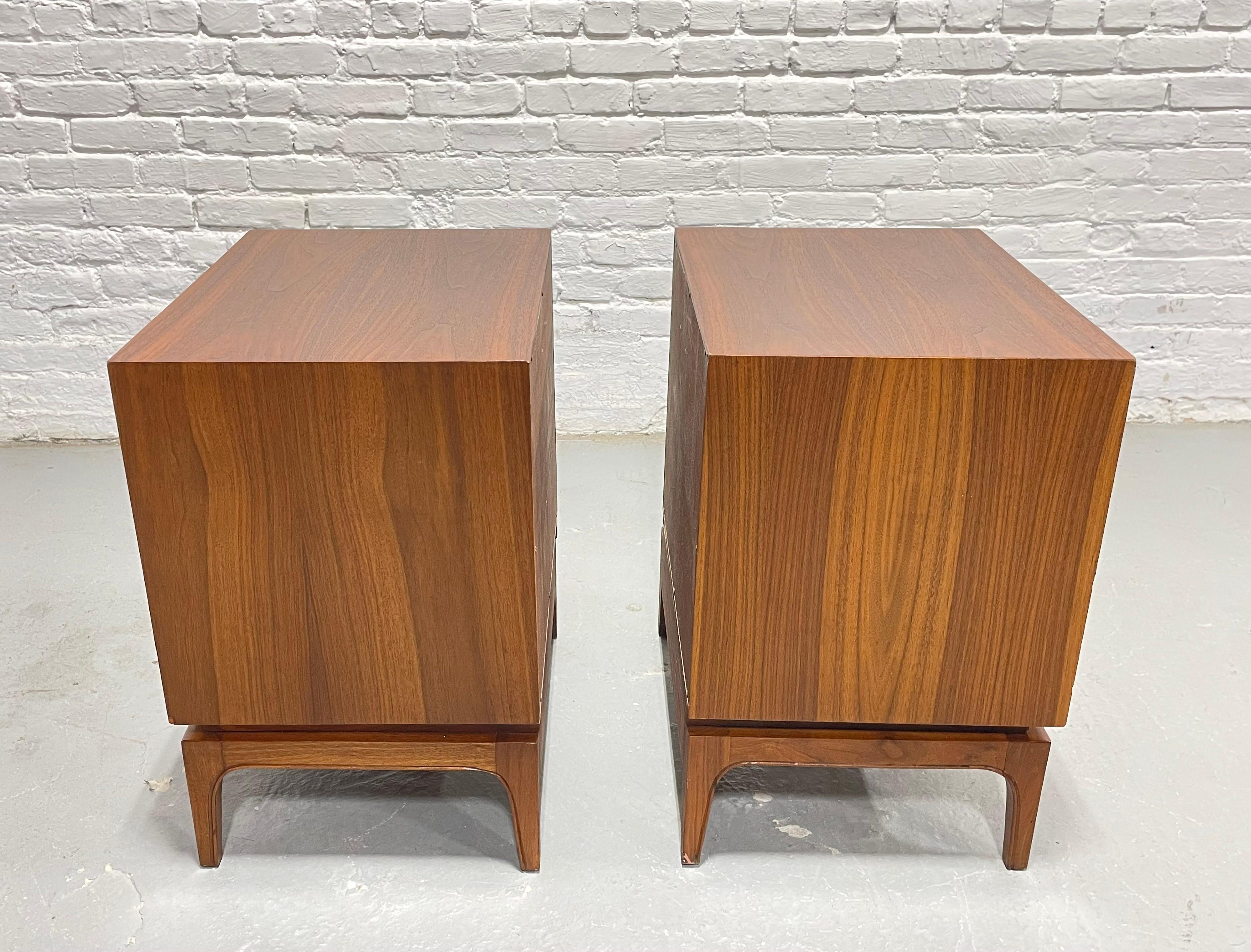 Paire de tables de chevet en noyer 