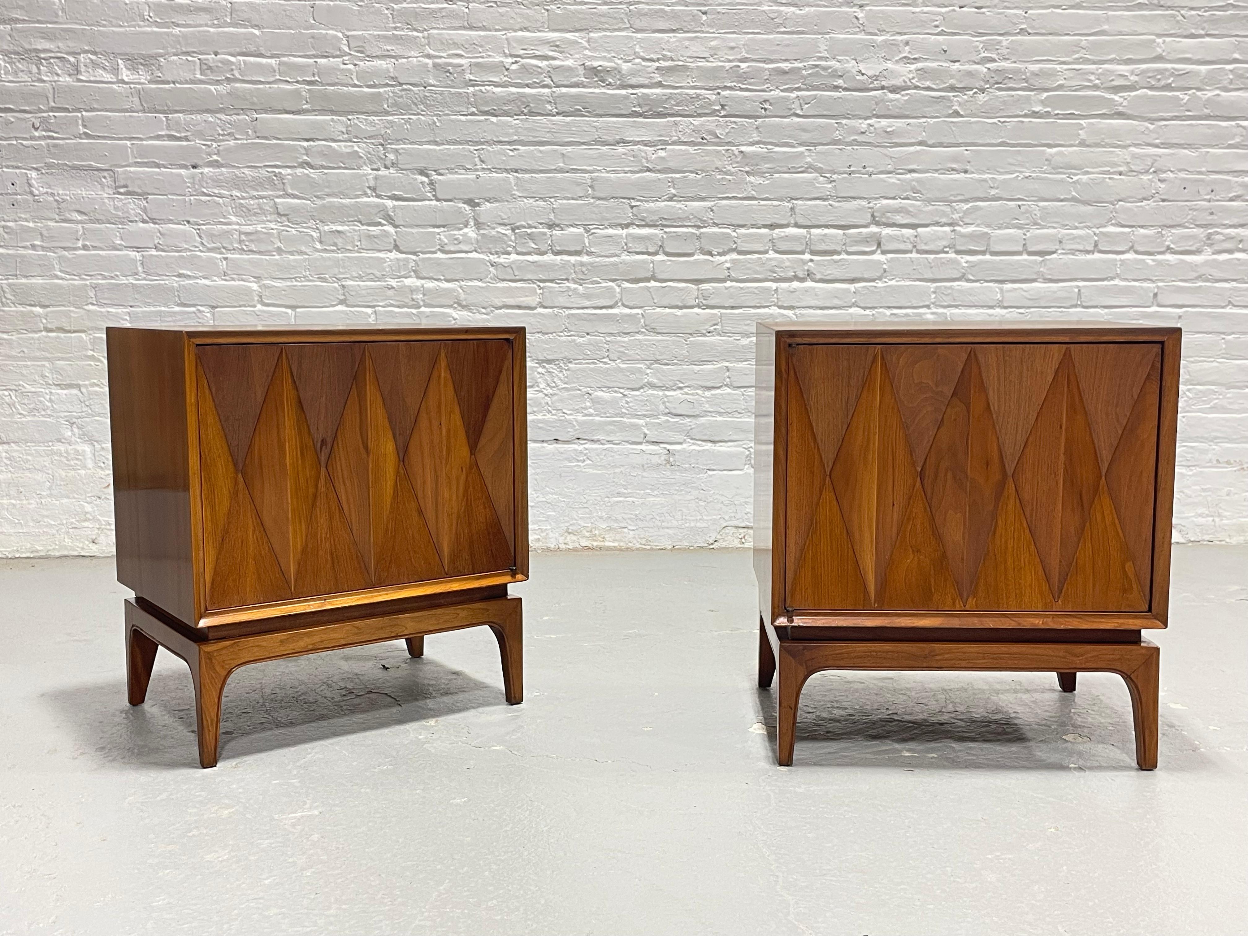 Paire de tables de chevet en noyer 