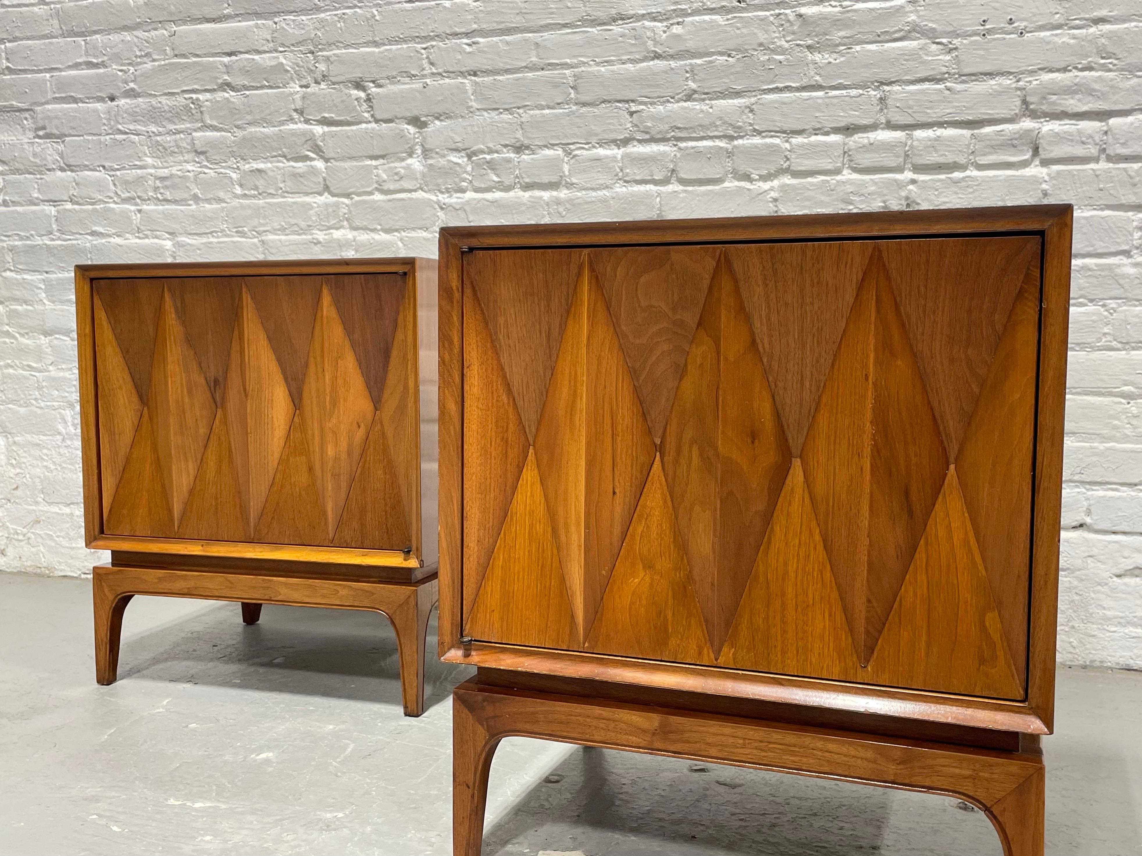 Cette rare paire de tables de nuit en noyer de style moderne du milieu du siècle, conçue par Albert Parvin dans les années 1960, présente une façade à motif de diamant saisissant qui ajoute un intérêt visuel audacieux sous tous les angles. Chaque