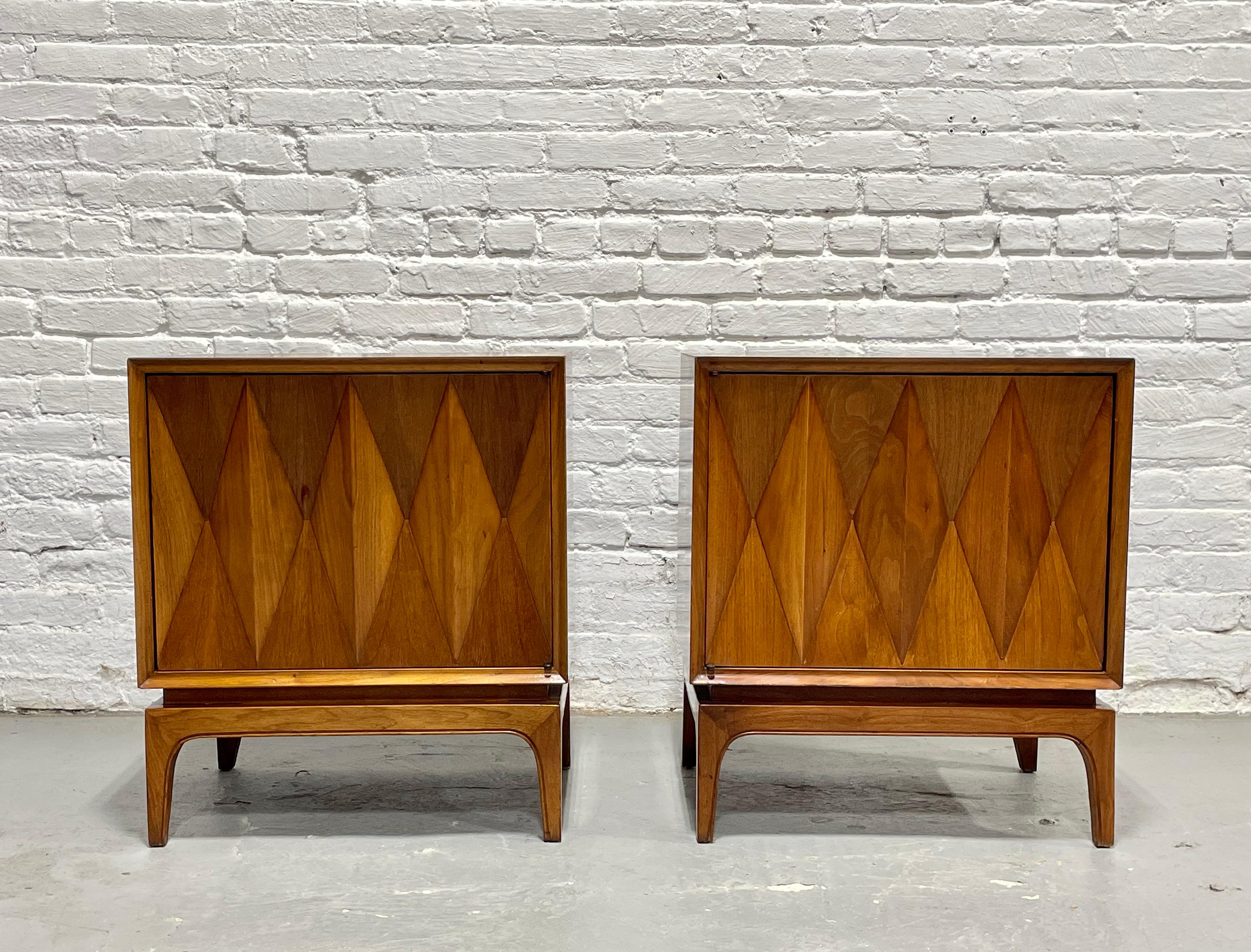 Mid-Century Modern Paire de tables de chevet en noyer 