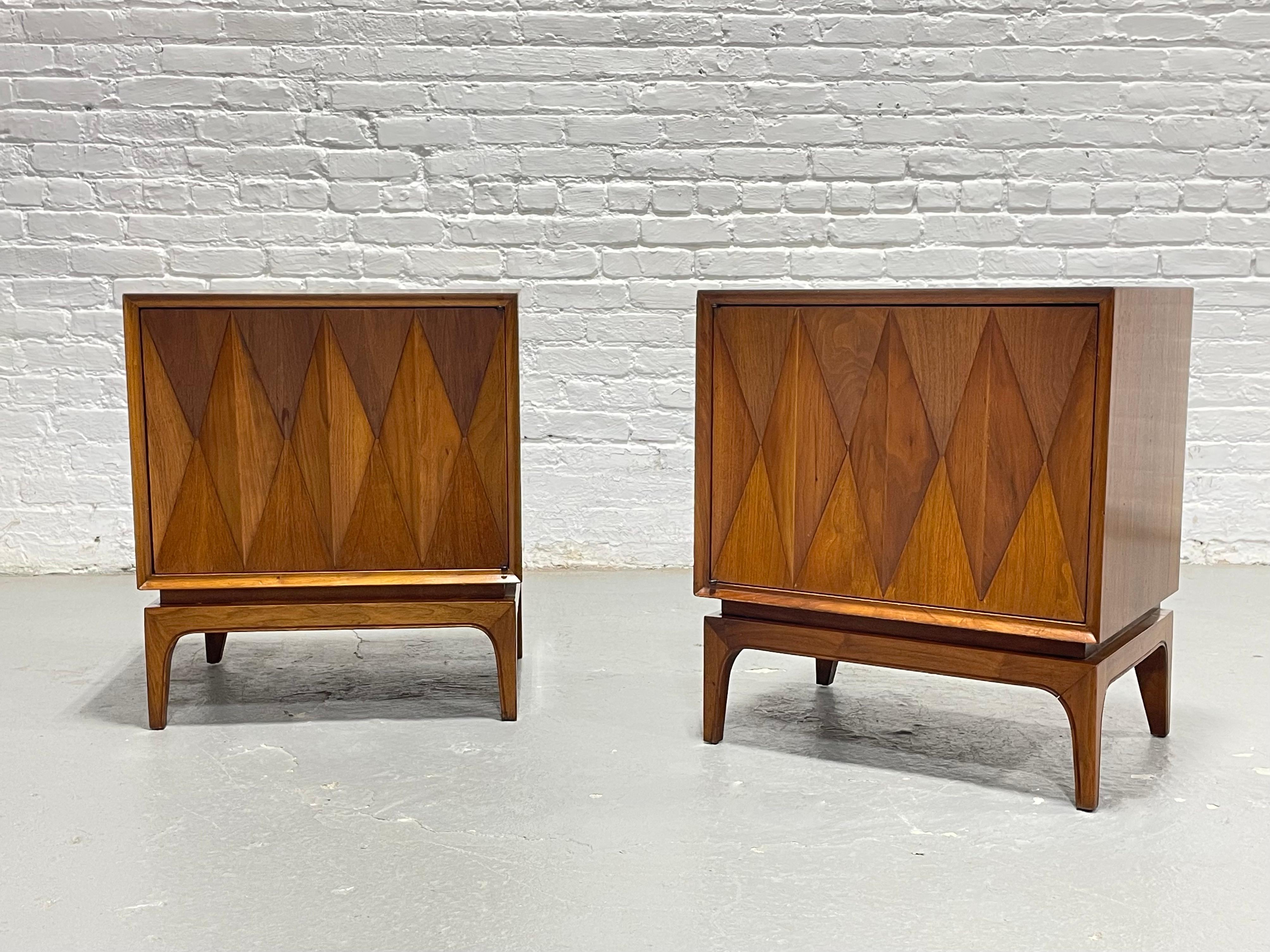 Paire de tables de chevet en noyer 