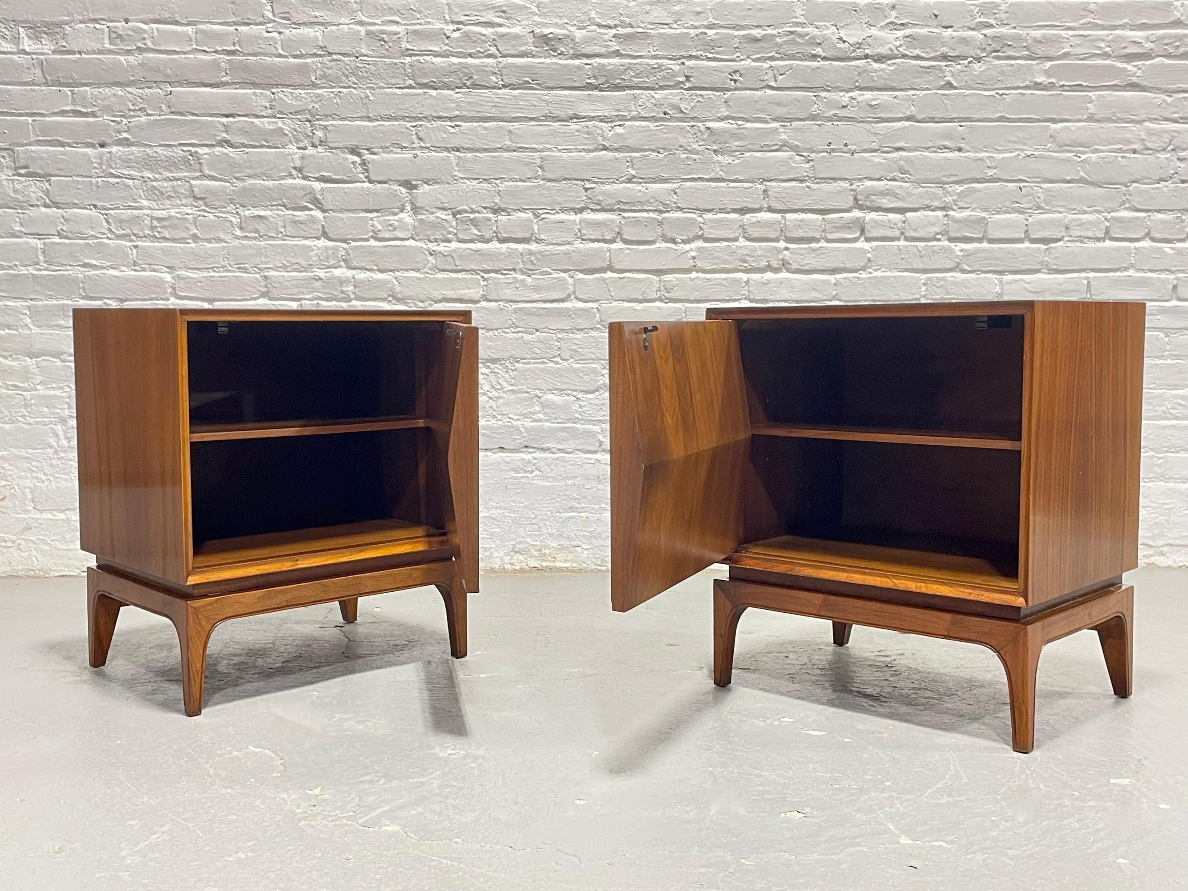 Milieu du XXe siècle Paire de tables de chevet en noyer 