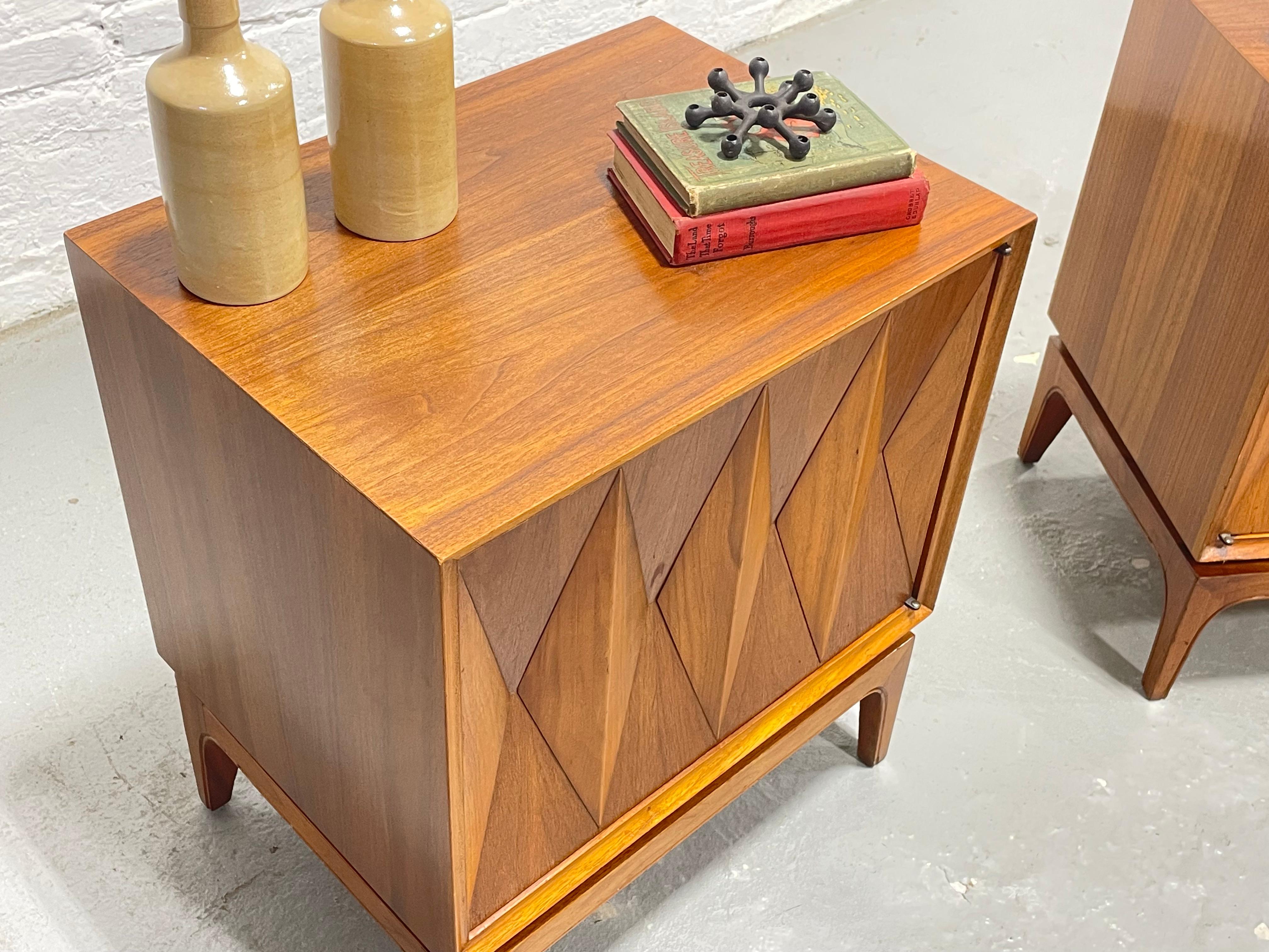 Noyer Paire de tables de chevet en noyer 