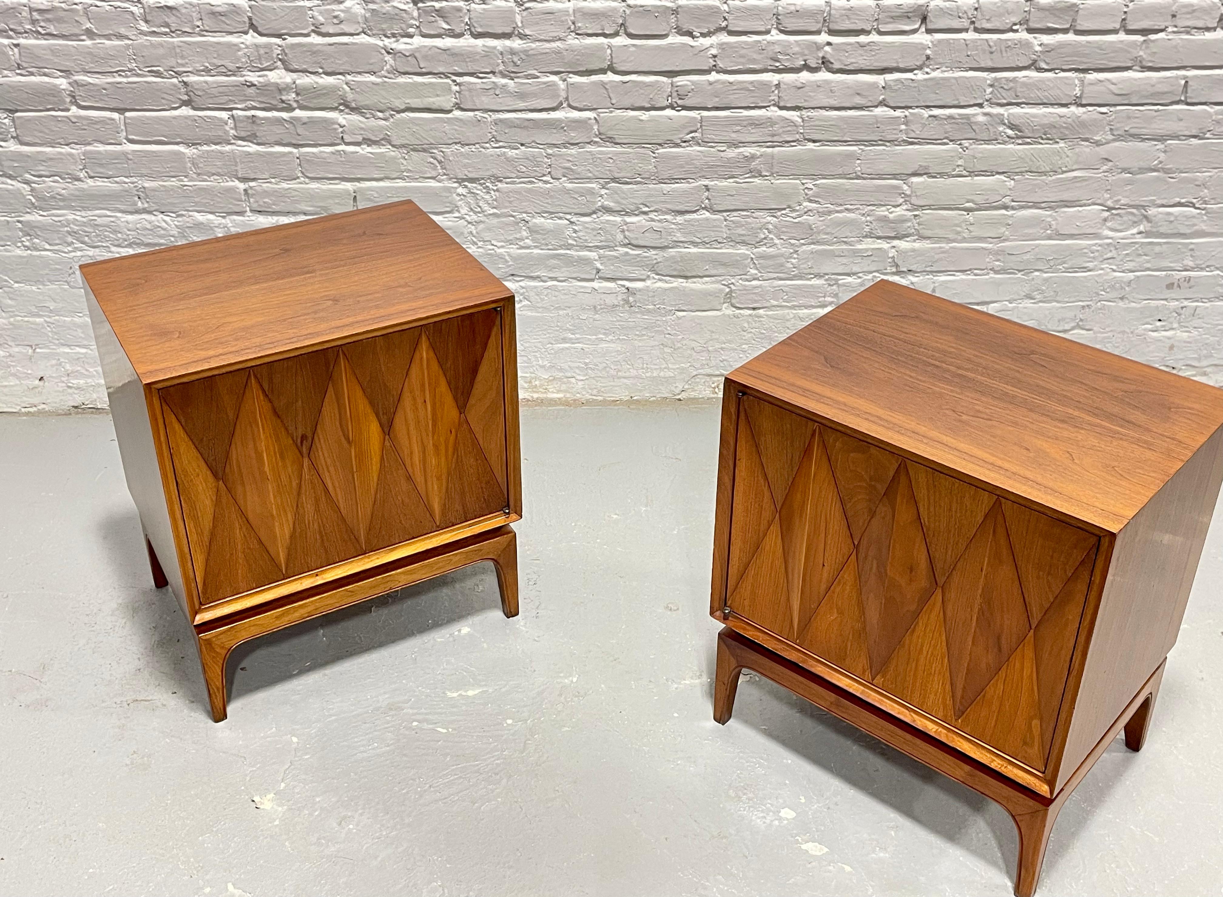 Paire de tables de chevet en noyer 