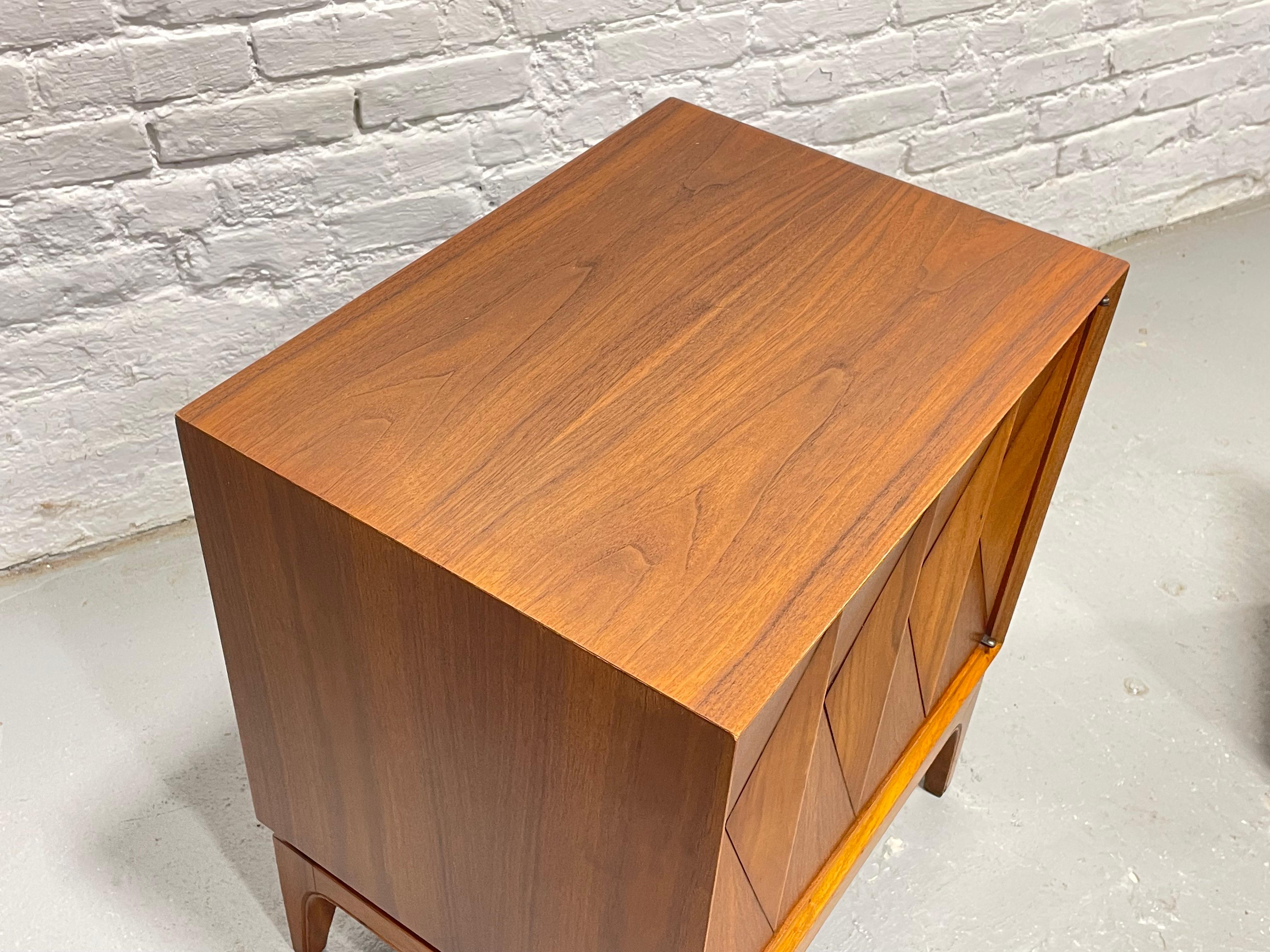 Paire de tables de chevet en noyer 