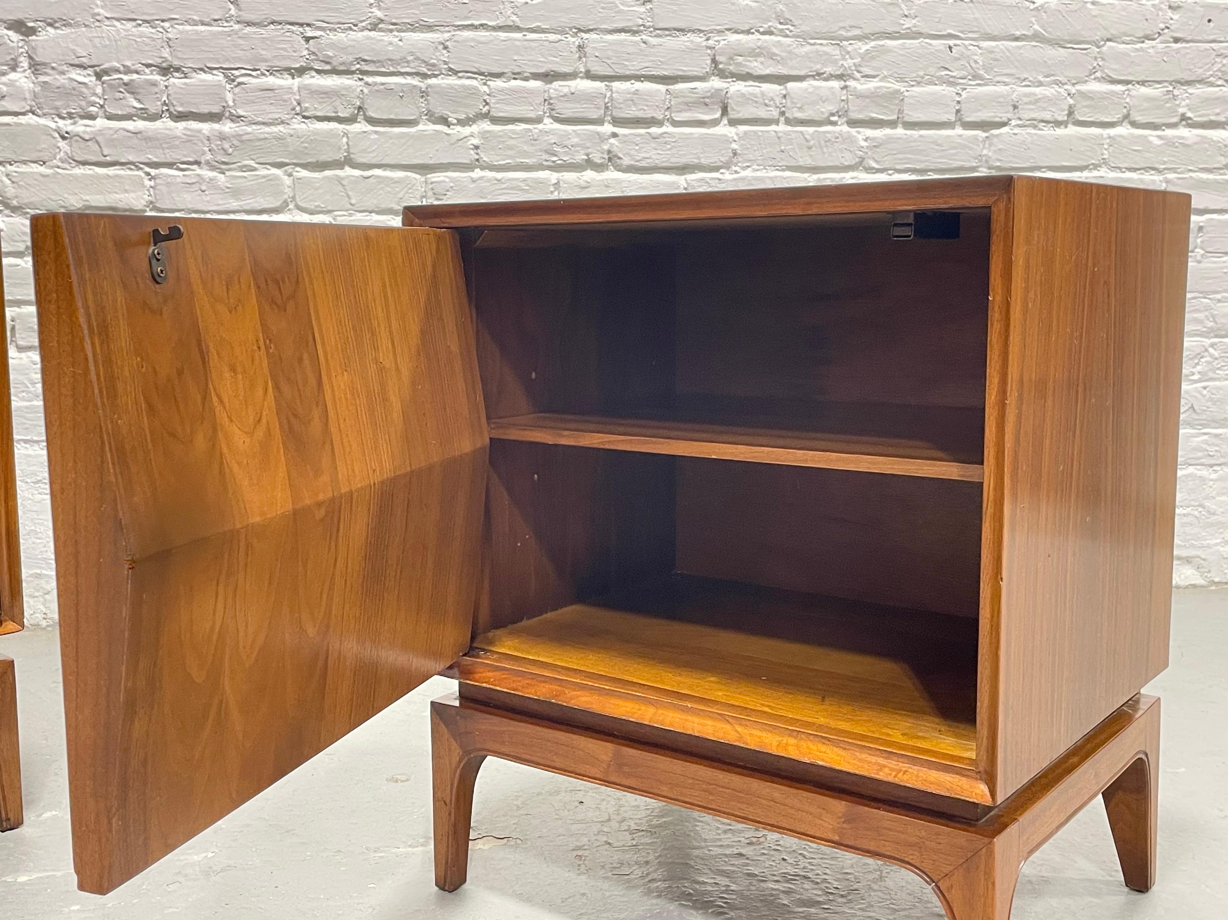Paire de tables de chevet en noyer 