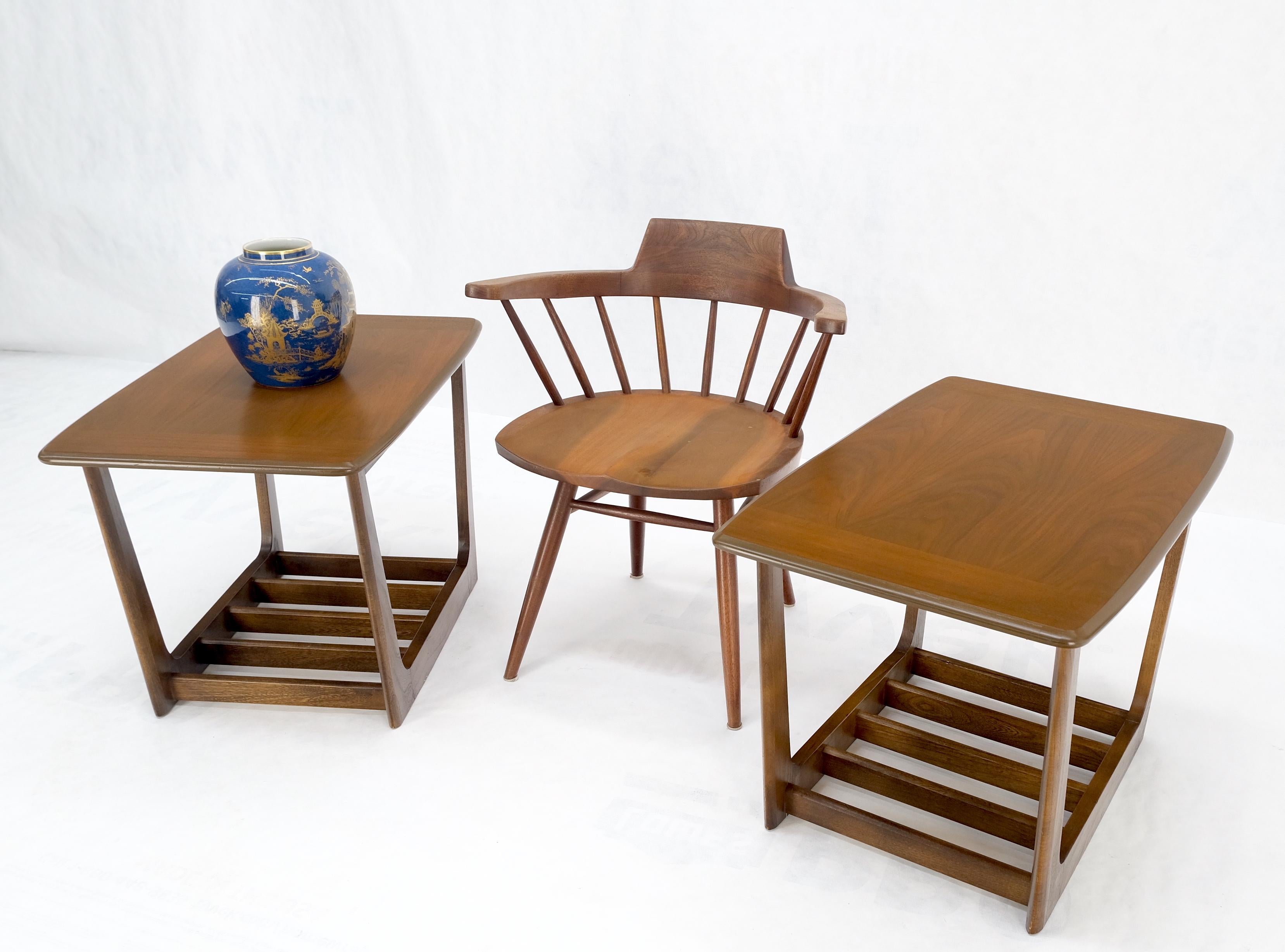 Paire de tables d'appoint en noyer, rectangulaires et aux coins arrondis, de style moderne du milieu du siècle, avec étagère.
