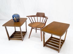 Ein Paar moderne Beistelltische aus Nussbaumholz mit Regalmuster aus der Mitte des Jahrhunderts!