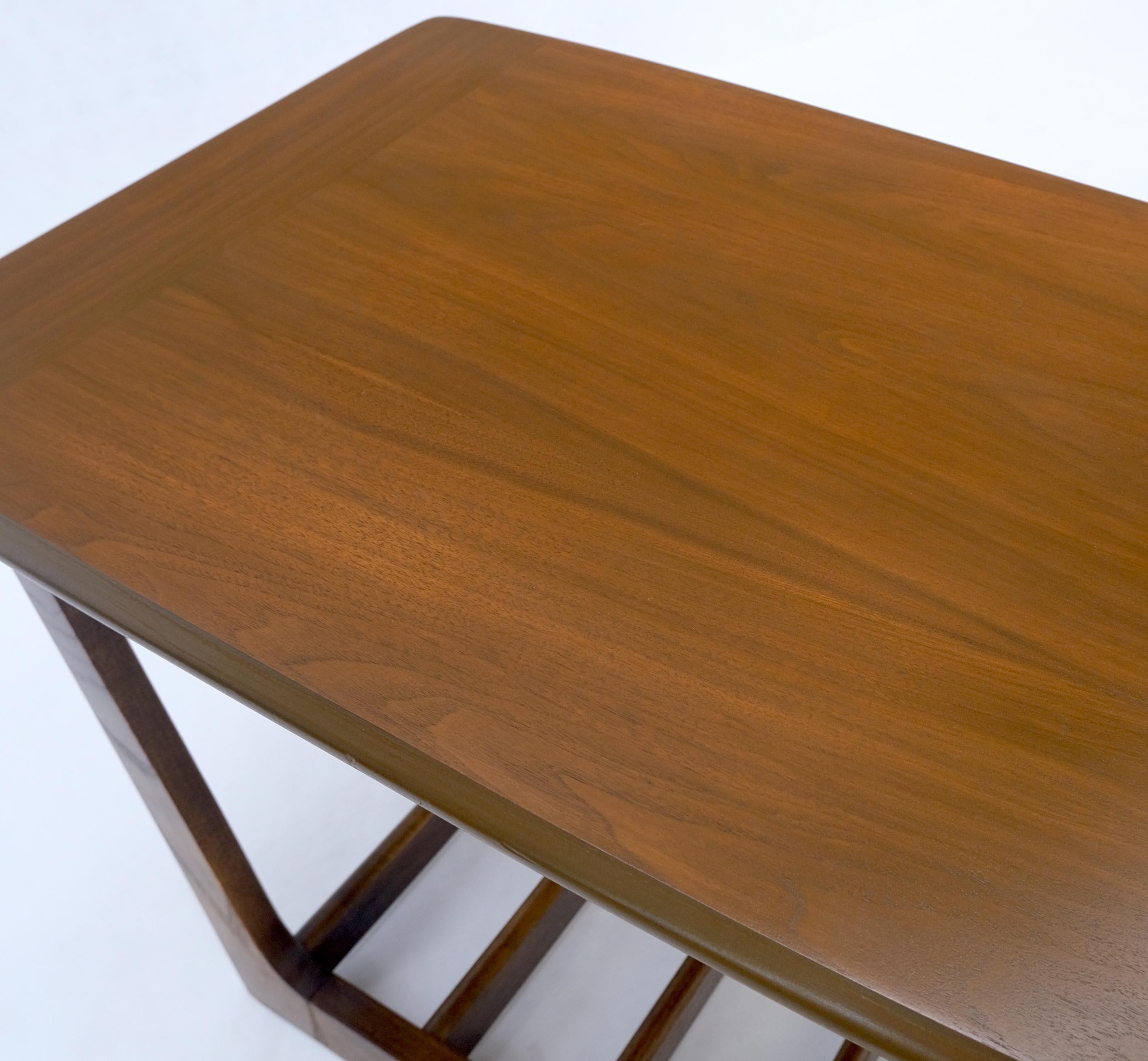 Pair of Mid-Century Modern Walnut End Side Tables w/ Shelf MINT! In Good Condition For Sale In Rockaway, NJ