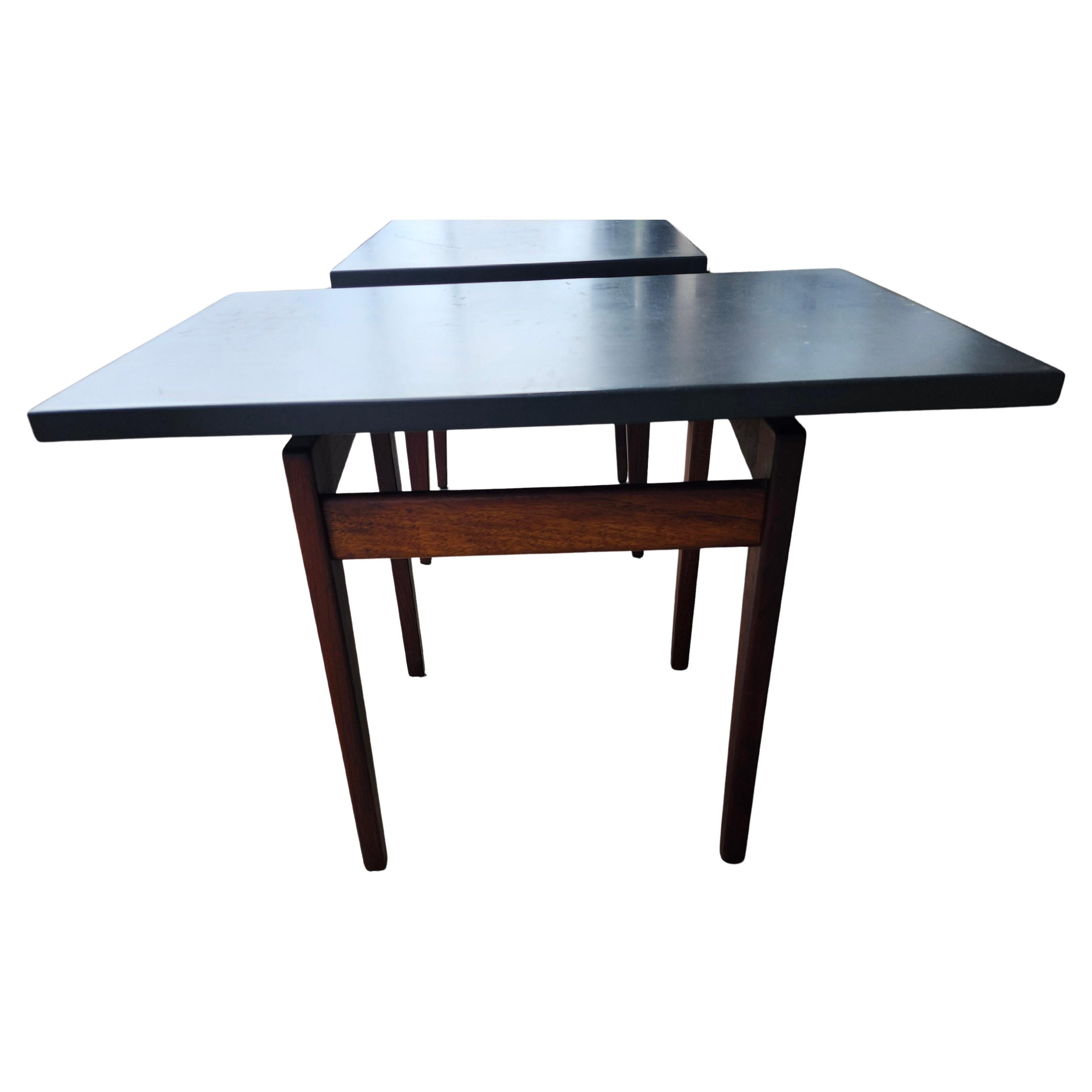 Fabulosa pareja de mesas auxiliares modernas de mediados de siglo con bases de nogal y tableros de pizarra negra. Diseñado por Jens Risom.  Las bases parecen crear un diseño flotante que soporta sin esfuerzo las encimeras de pizarra. En excelente