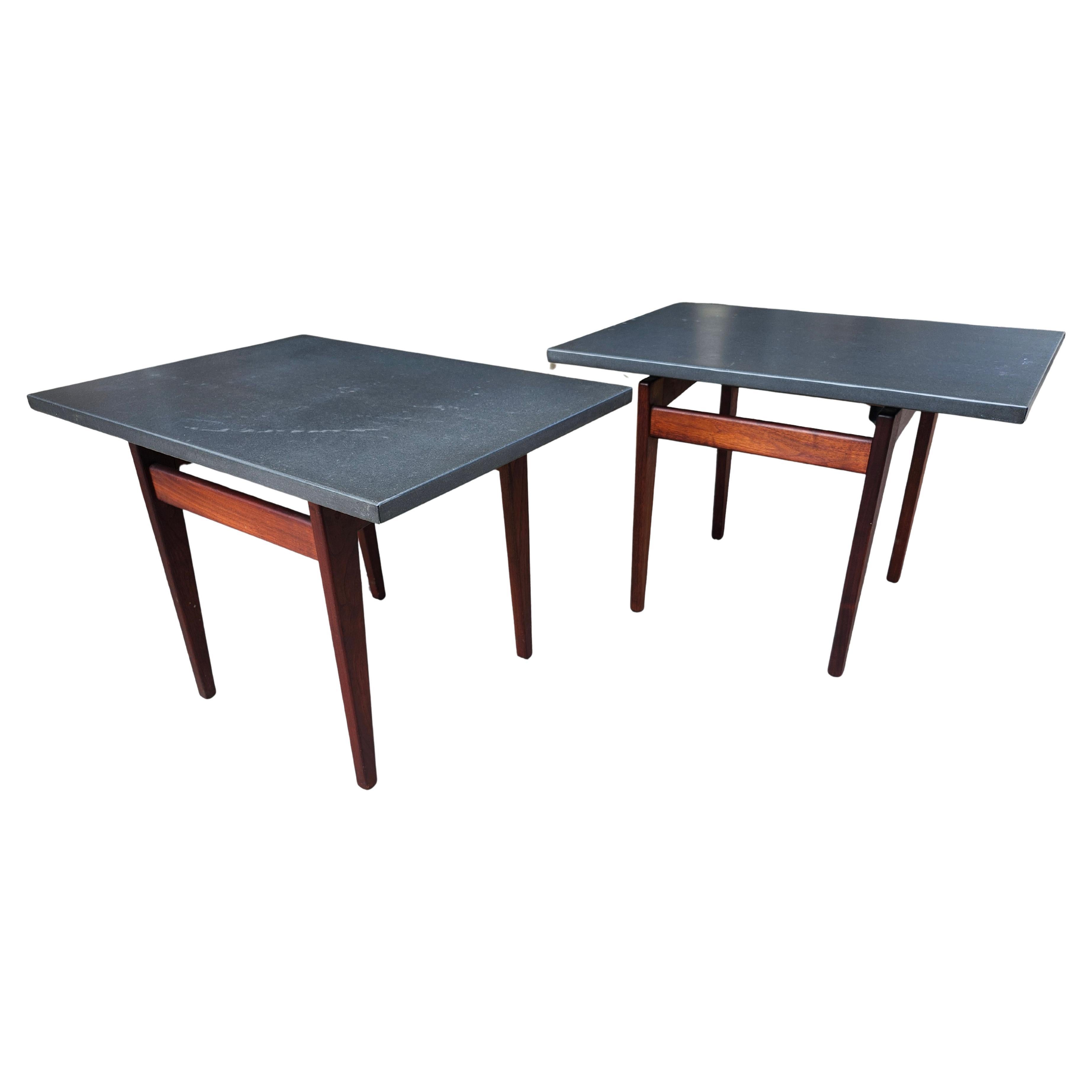 Pareja de mesas auxiliares de nogal modernas de mediados de siglo con tableros de pizarra de Jens Risom C1955 en venta