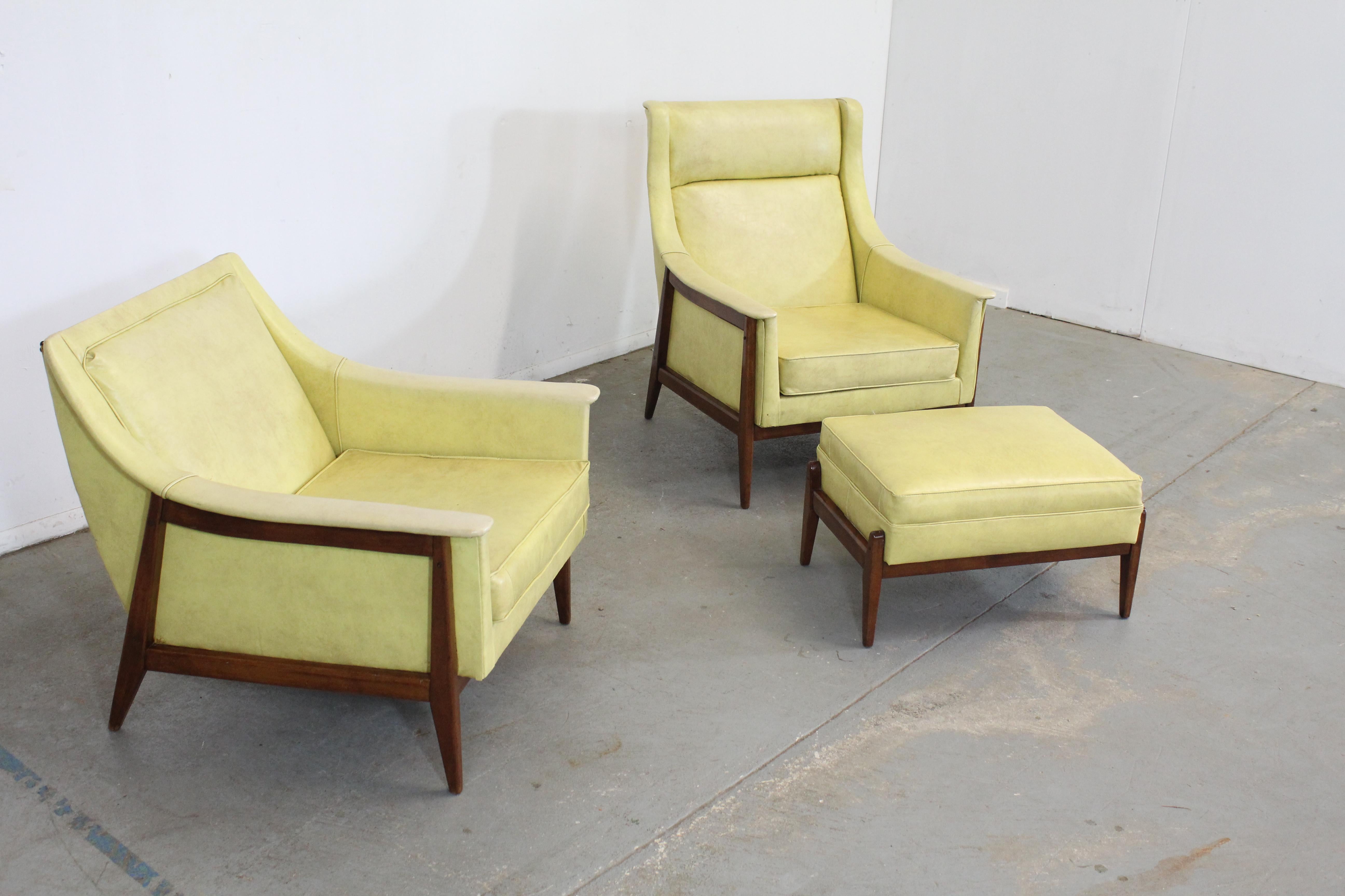 Pair of Mid-Century Modern Walnut Frame His/Her Lounge Chairs with Ottoman In Fair Condition In Wilmington, DE