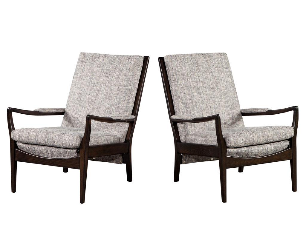 Paar moderne Loungesessel aus Nussbaumholz aus der Mitte des Jahrhunderts im Angebot 3