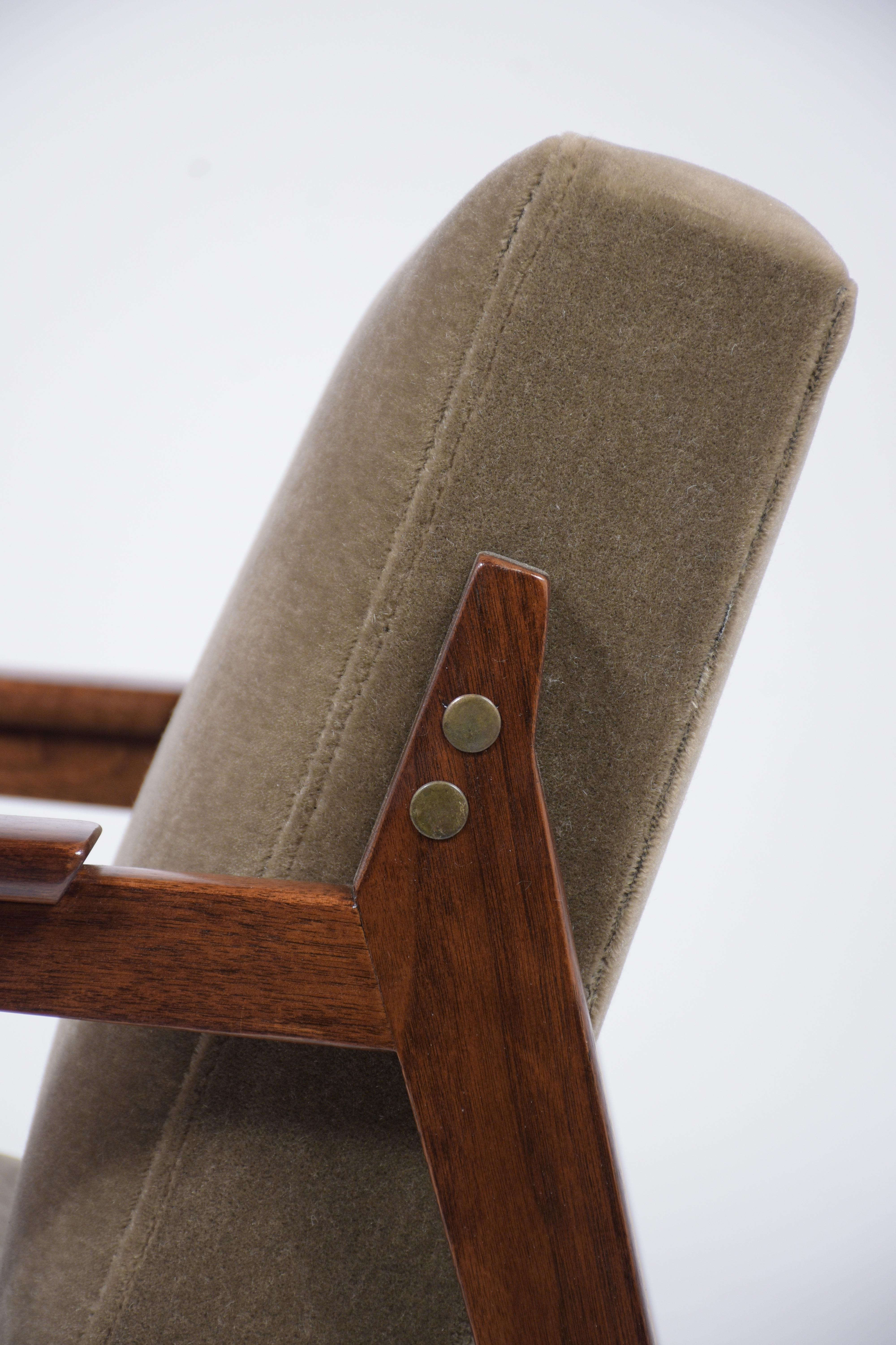 1960's Pair of Mid-Century Modern Walnut Lounge Chairs 4