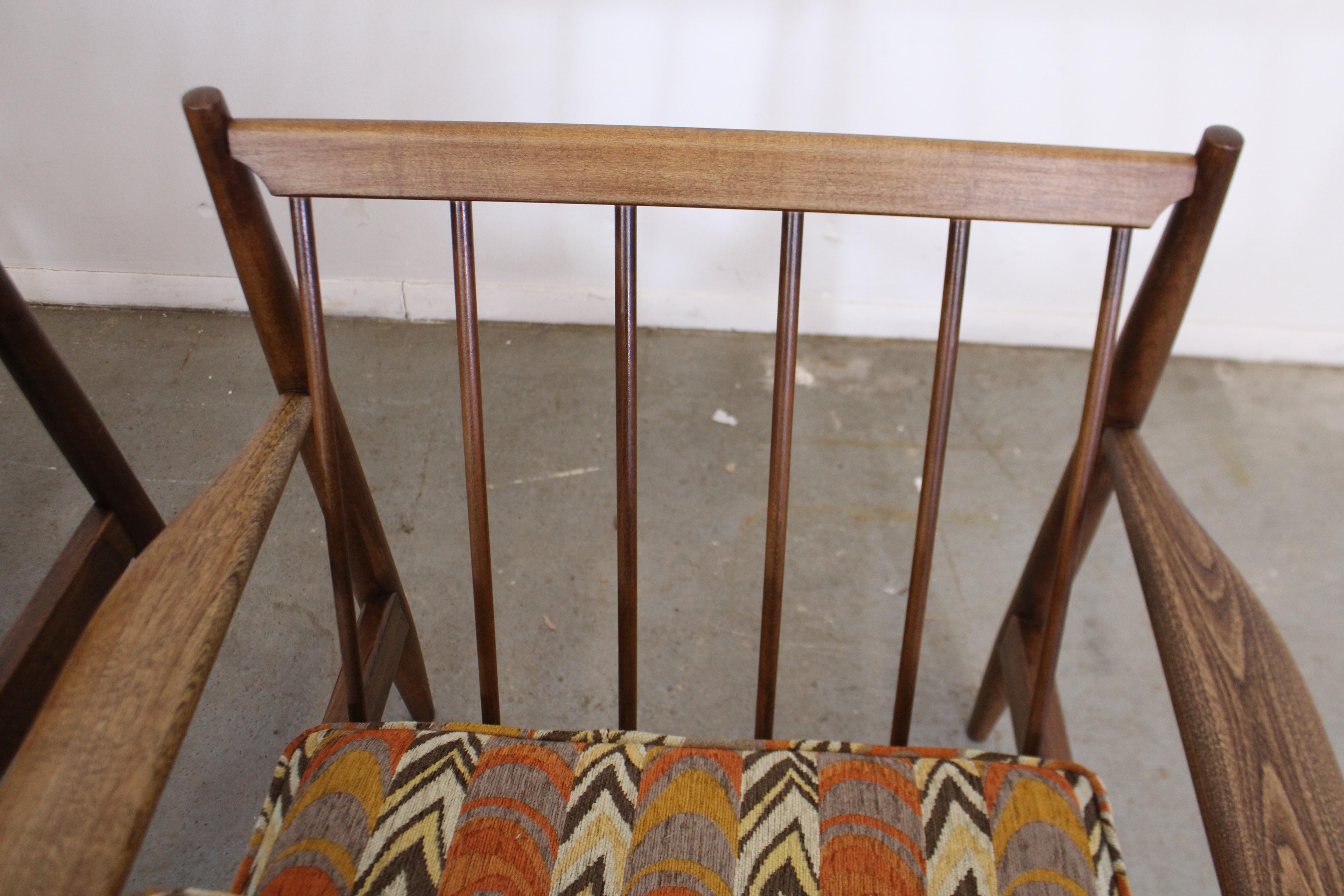 Pair of Mid-Century Modern Walnut Lounge Chairs 8