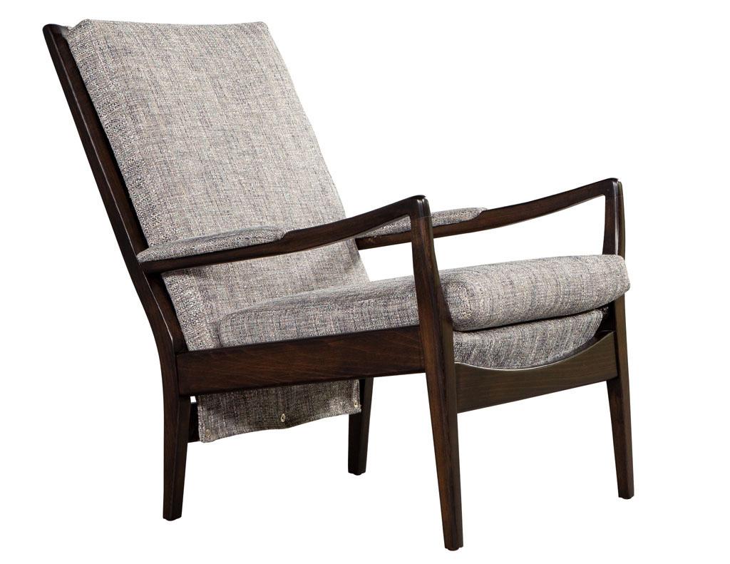 Pair of Mid-Century Modern Walnut Lounge Chairs For Sale 7