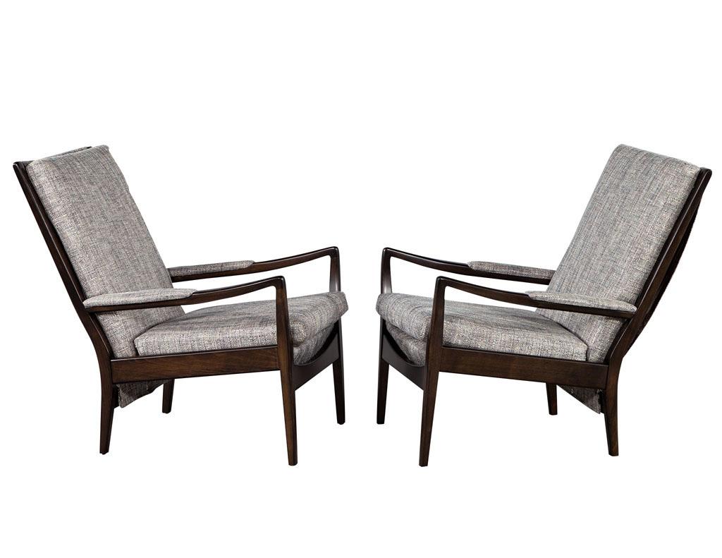 Paar moderne Loungesessel aus Nussbaumholz aus der Mitte des Jahrhunderts (Moderne der Mitte des Jahrhunderts) im Angebot