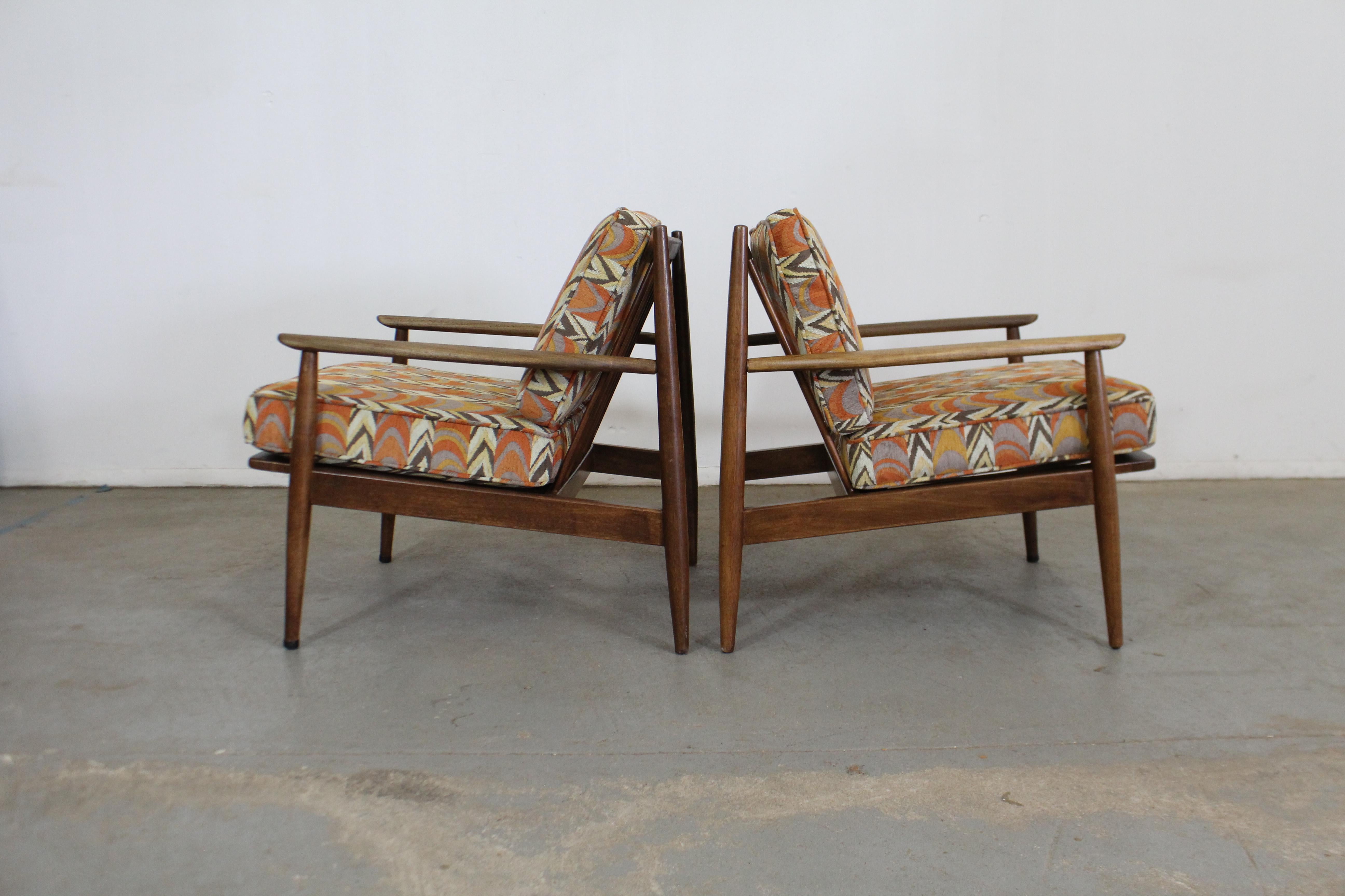 Pair of Mid-Century Modern Walnut Lounge Chairs In Good Condition In Wilmington, DE