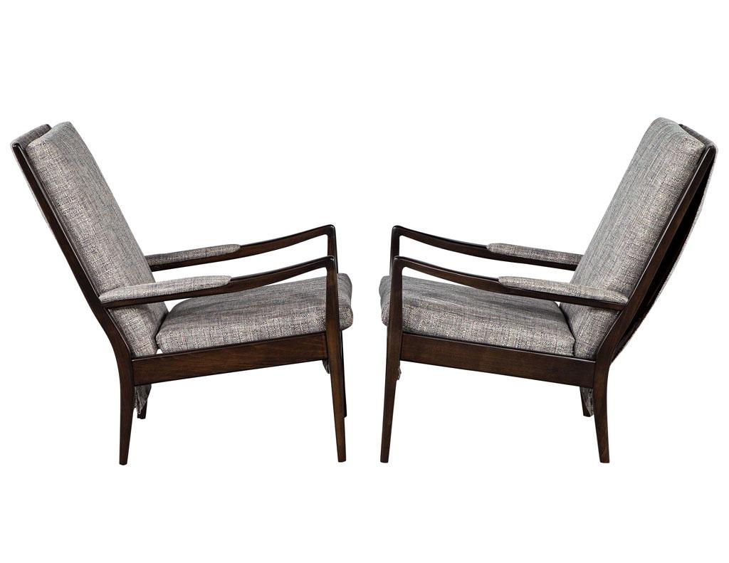 Pair of Mid-Century Modern Walnut Lounge Chairs In Excellent Condition For Sale In North York, ON