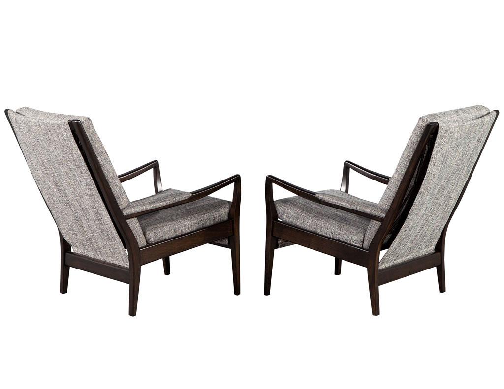 Late 20th Century Pair of Mid-Century Modern Walnut Lounge Chairs For Sale