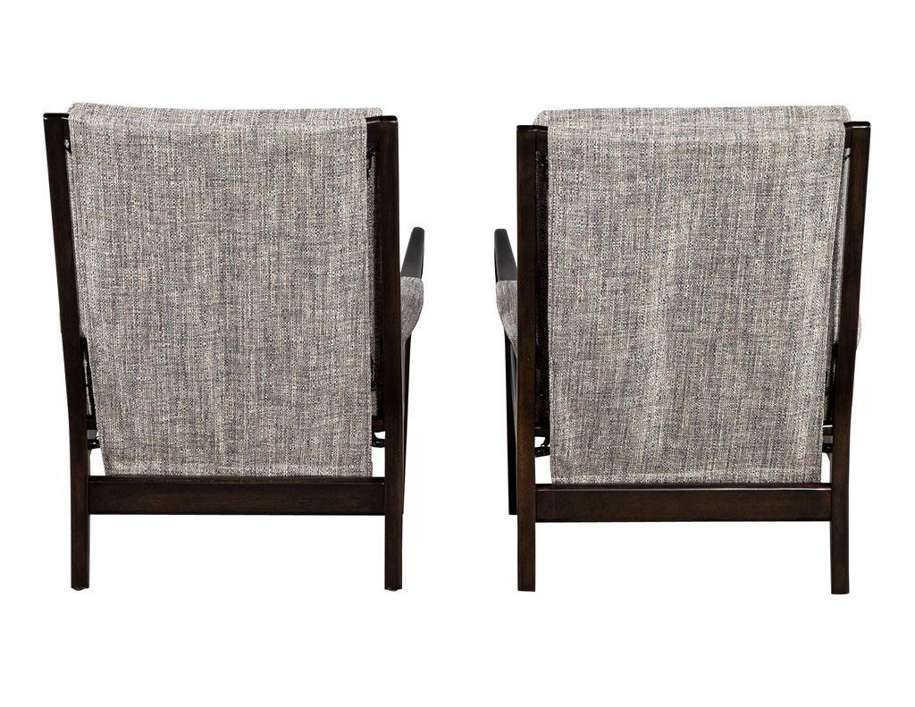 Paar moderne Loungesessel aus Nussbaumholz aus der Mitte des Jahrhunderts (Stoff) im Angebot