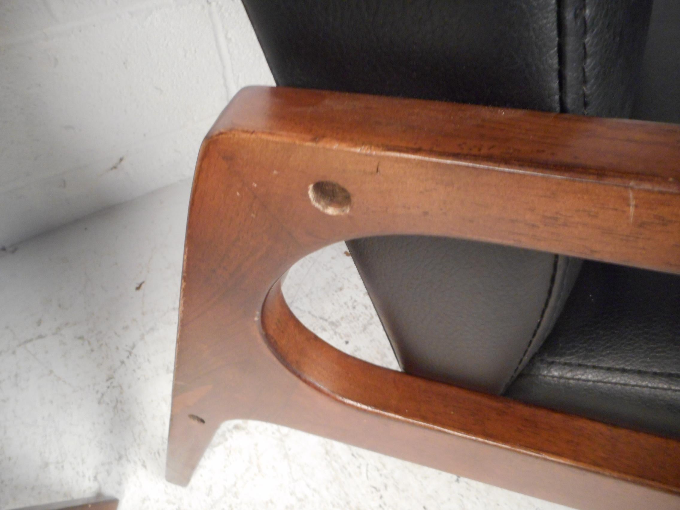 Pair of Mid-Century Modern Walnut Lounge Chairs 1