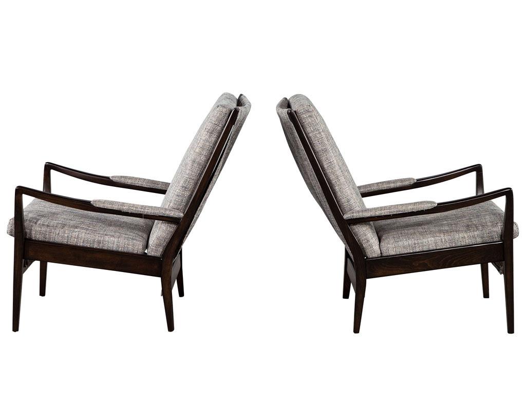Paar moderne Loungesessel aus Nussbaumholz aus der Mitte des Jahrhunderts im Angebot 2