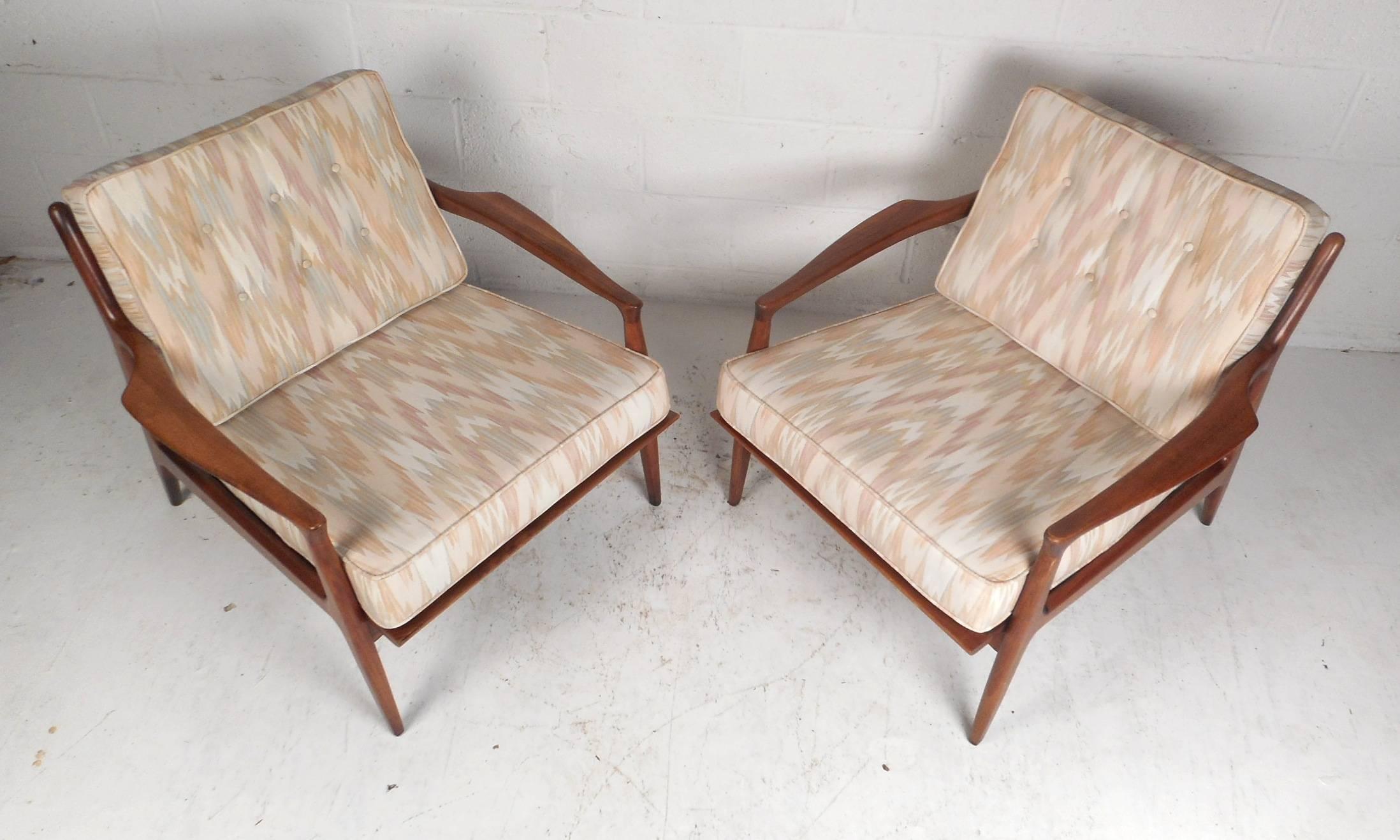 Pair of Mid-Century Modern Walnut Lounge Chairs in the Manner of Ib Kofod Larson In Good Condition In Brooklyn, NY