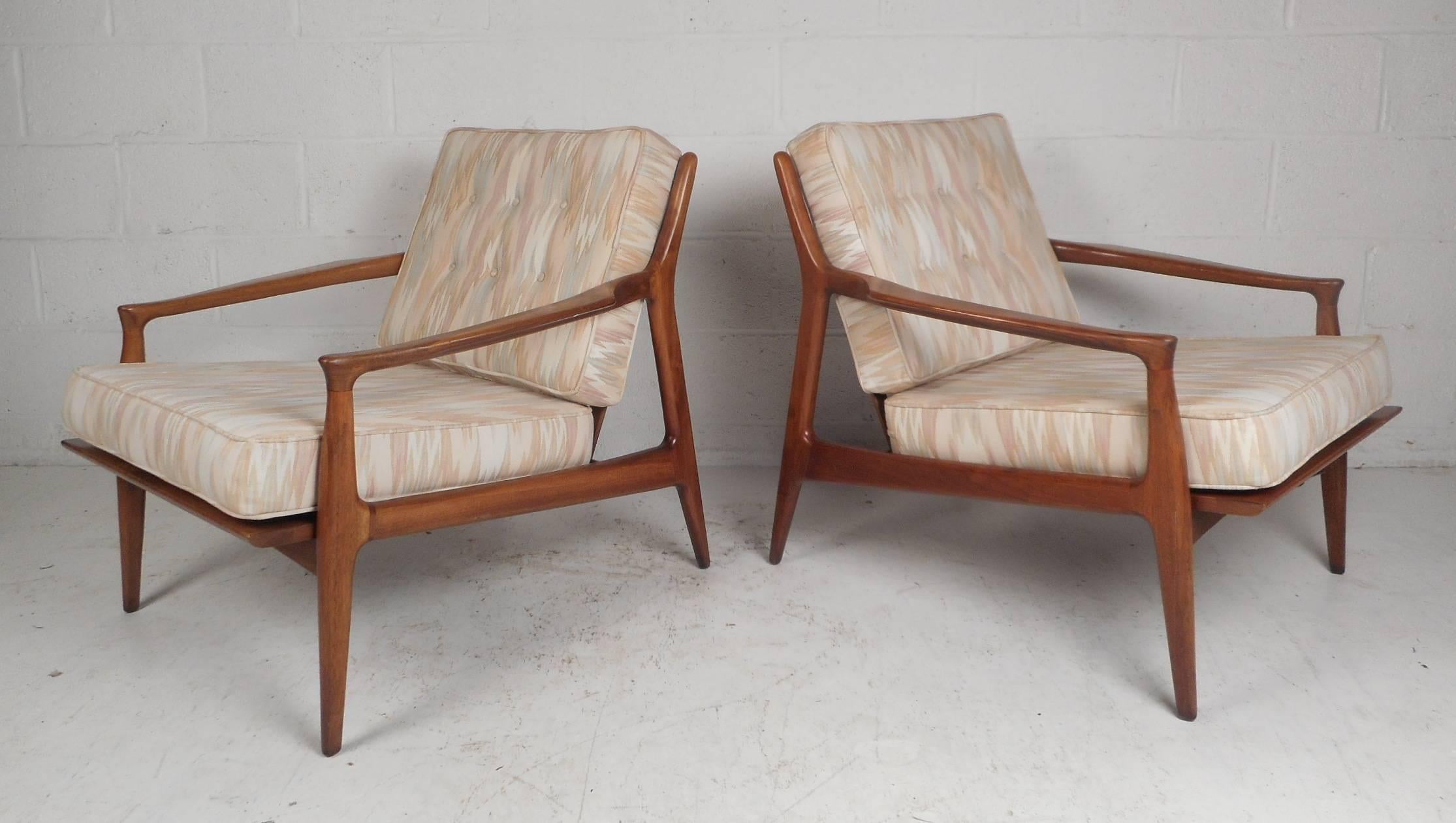 Mid-20th Century Pair of Mid-Century Modern Walnut Lounge Chairs in the Manner of Ib Kofod Larson
