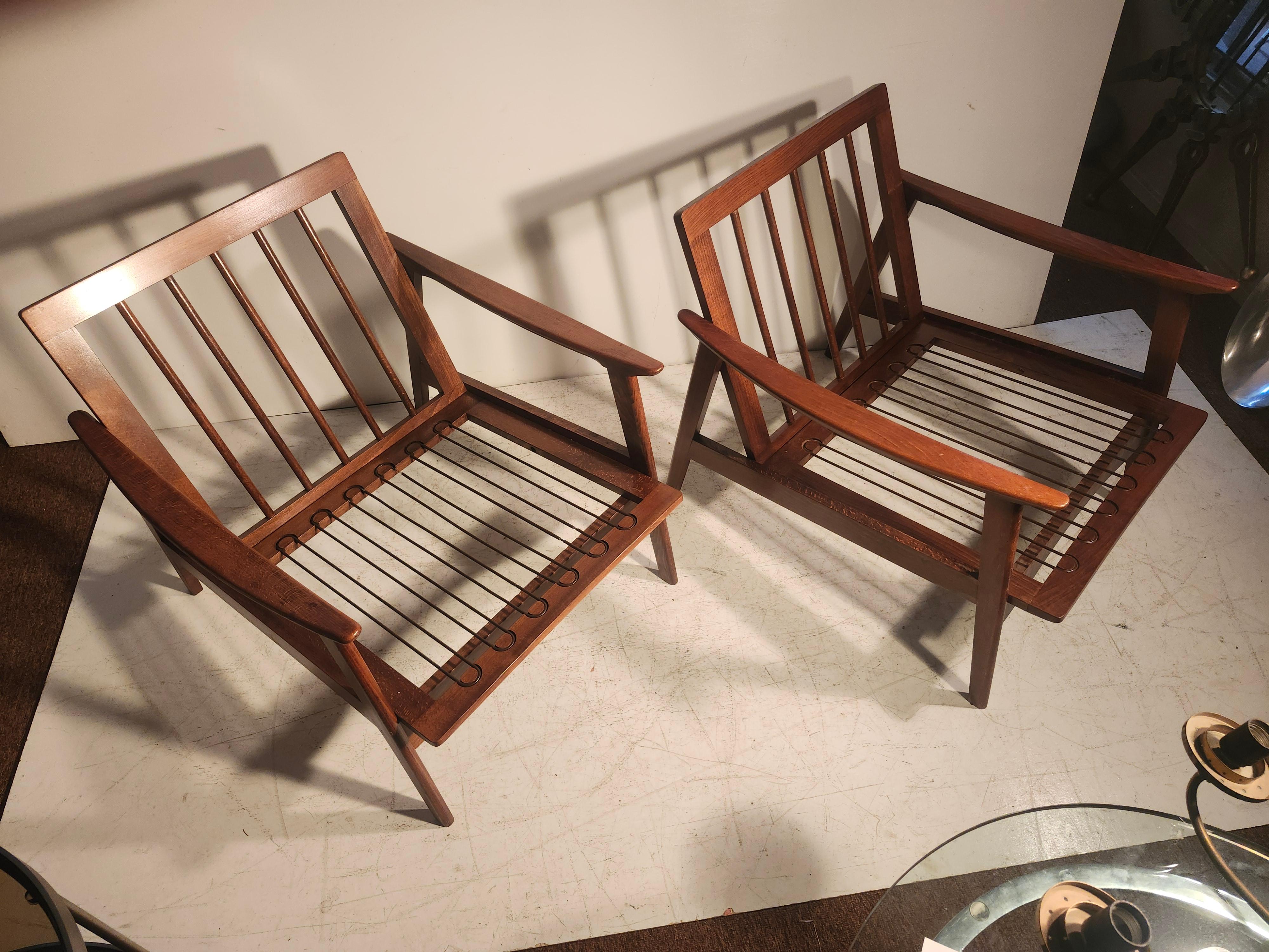 Pair of Mid Century Modern Walnut Lounge Chairs with New Cushions For Sale 2