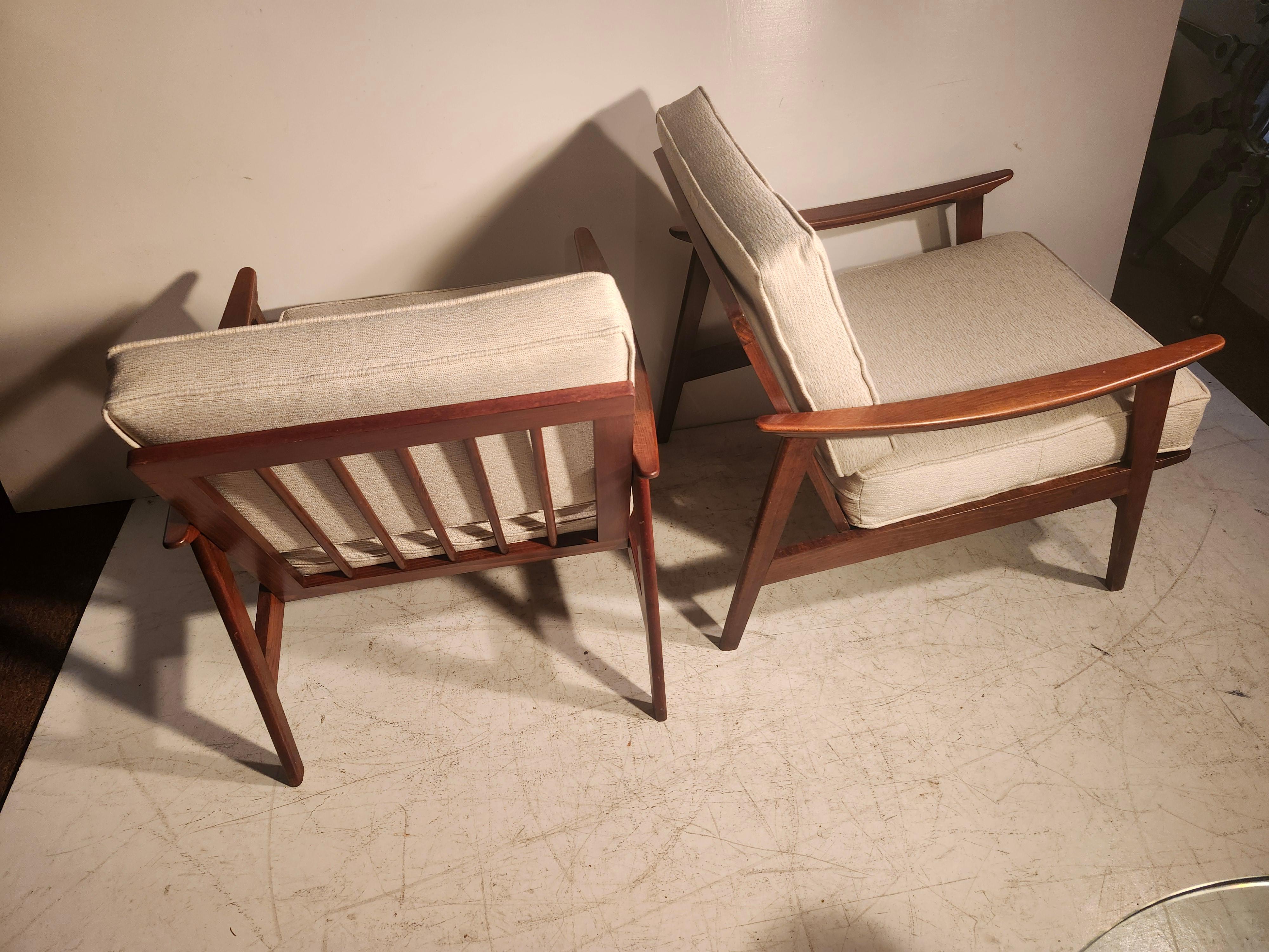 Pair of Mid Century Modern Walnut Lounge Chairs with New Cushions For Sale 3