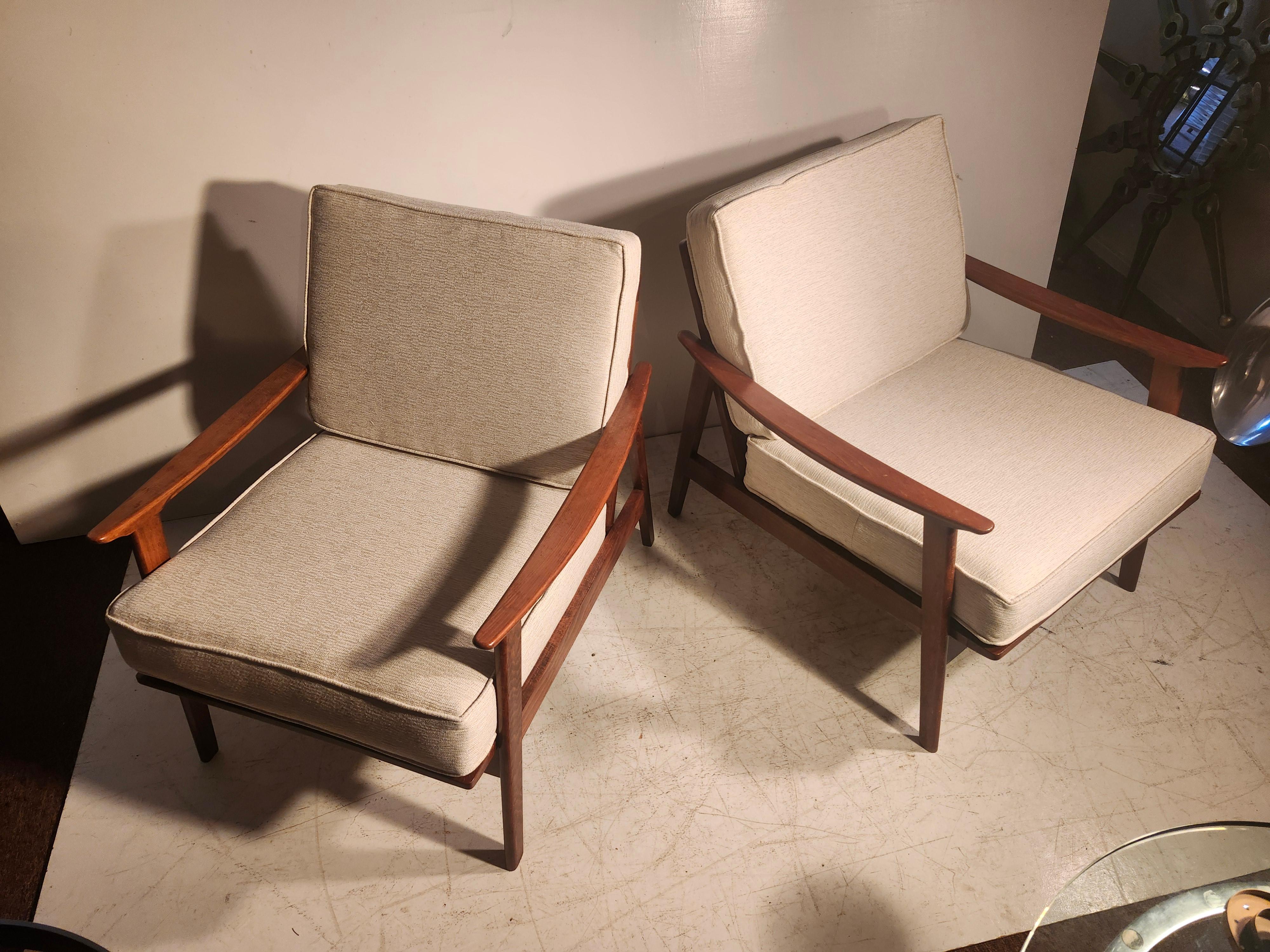 Pair of Mid Century Modern Walnut Lounge Chairs with New Cushions For Sale 4