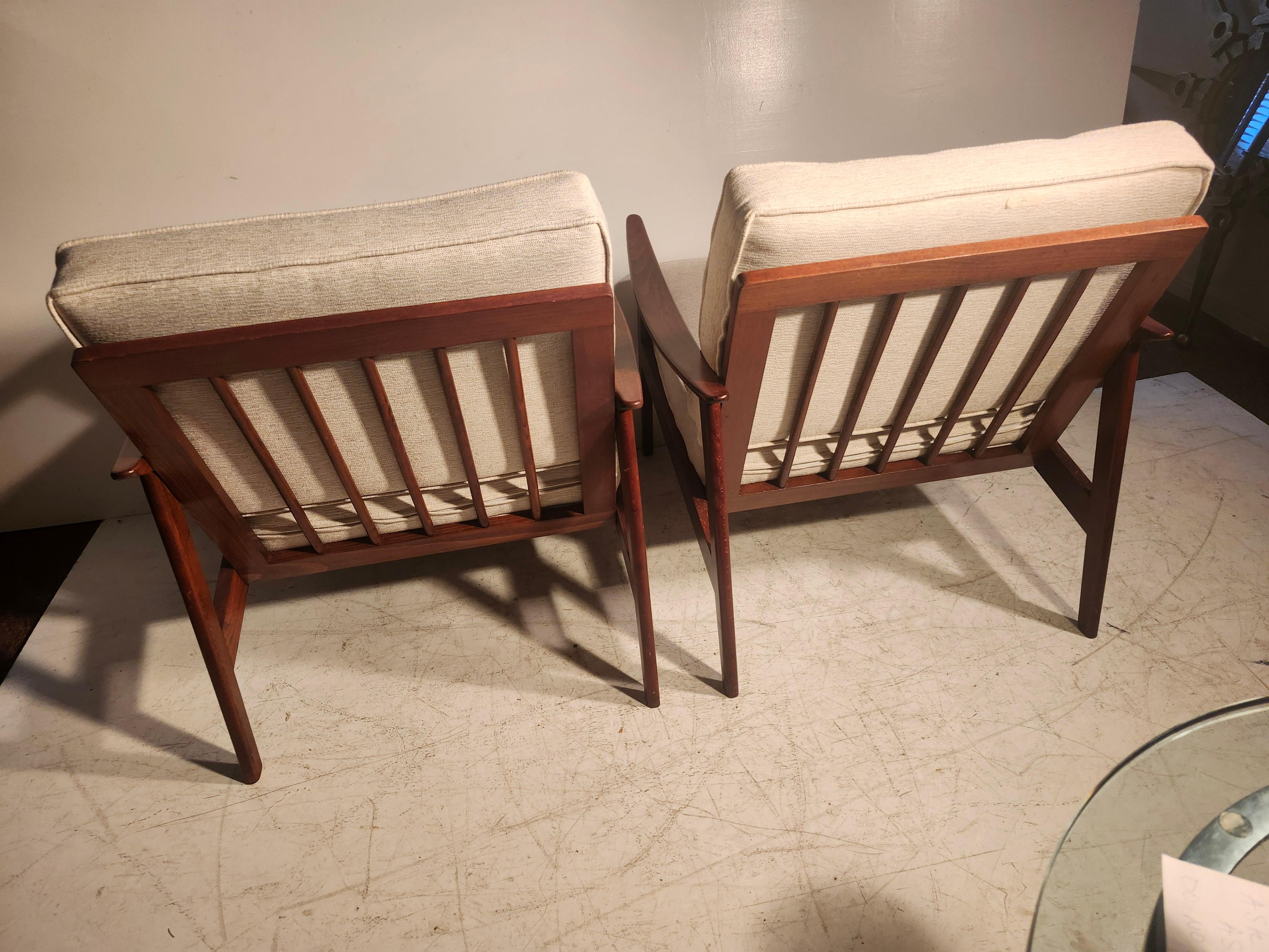 Pair of Mid Century Modern Walnut Lounge Chairs with New Cushions For Sale 1